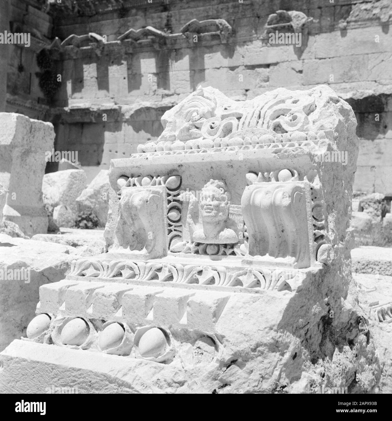 Naher Osten 1950-1955: Libanesische römische Reliefe und Verzierungen inmitten der Ruinen von Baalbek Datum: 1950 Ort: Baalbek, Libanon Schlüsselwörter: Skulpturen, Verzierungen, Ruinen Stockfoto