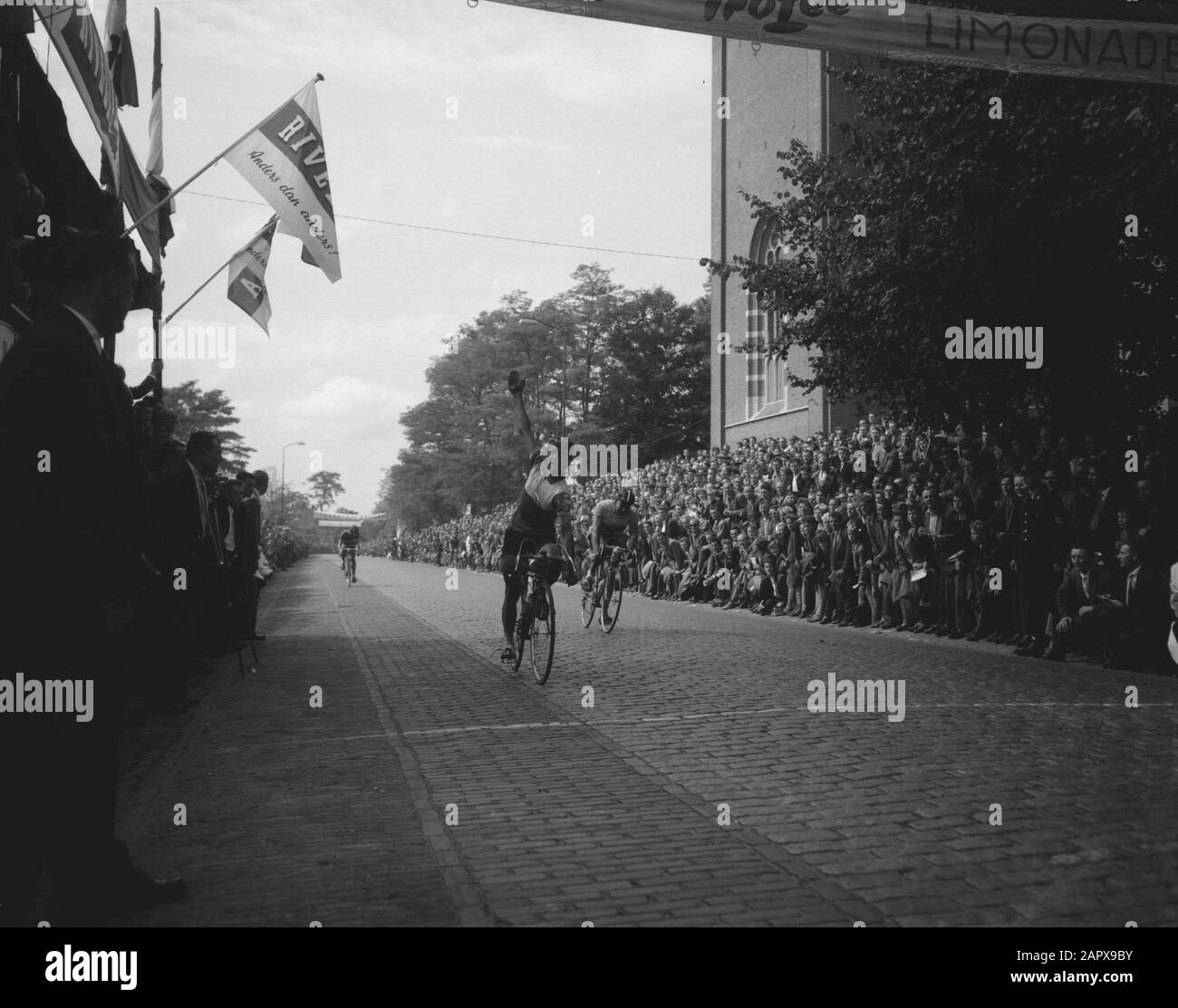 Tour von Chaam für Profis und Amateure, beendet Amateure Nr. 1 C. van Dienst, zweiter Van der Horst Datum: 6. august 1958 Ort: Chaam Schlüsselwörter: AMATORS, Profis, Radrennen Persönliche Bezeichnung: C. van Dienst Stockfoto