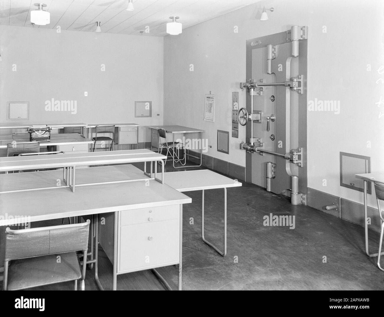 Reportage Kasvereeniging Amsterdam Safekamer Anmerkung: Die Kasvereeniging war und befindet sich in der Spuistraat 172 in Amsterdam. 1952 wurde der Name in Kas-Associatie geändert, heute heißt die Bank KAS BANK Date: 1933 Standort: Amsterdam, Noord-Holland Stockfoto