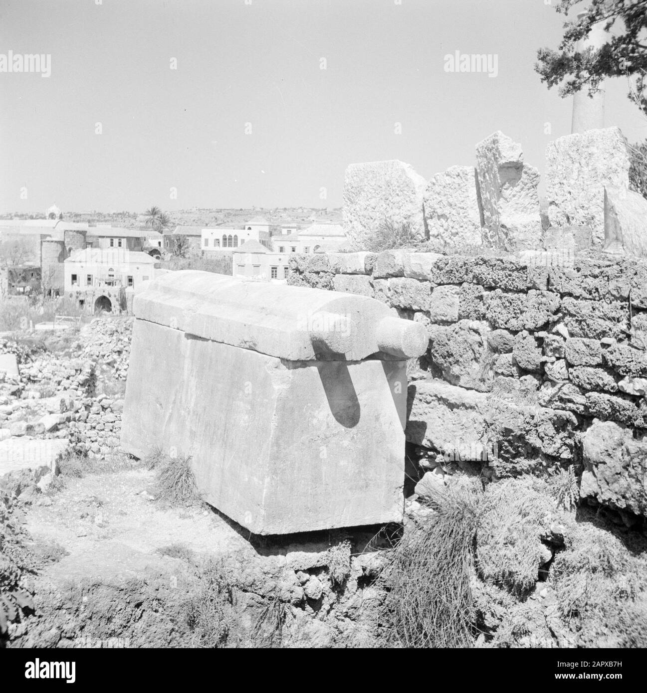 Naher Osten 1950-1955: Libaneskophag in Tyrus bei Byblos Anmerkung: Diese Sarkophage stammen aus der Zeit 2000-1700 v. Chr. Datum: 1950 Ort: Byblos, Libanon, Tire Schlüsselwörter: Gräber, Ruinen Stockfoto
