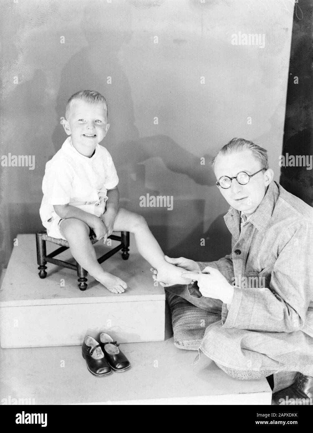 Werbefotografie Schuhwerbung für die amerikanische Werbefirma Sell More Date: 1932 Schlagwörter: Kinder, Schuhe Institutionenname: Nimco Stockfoto
