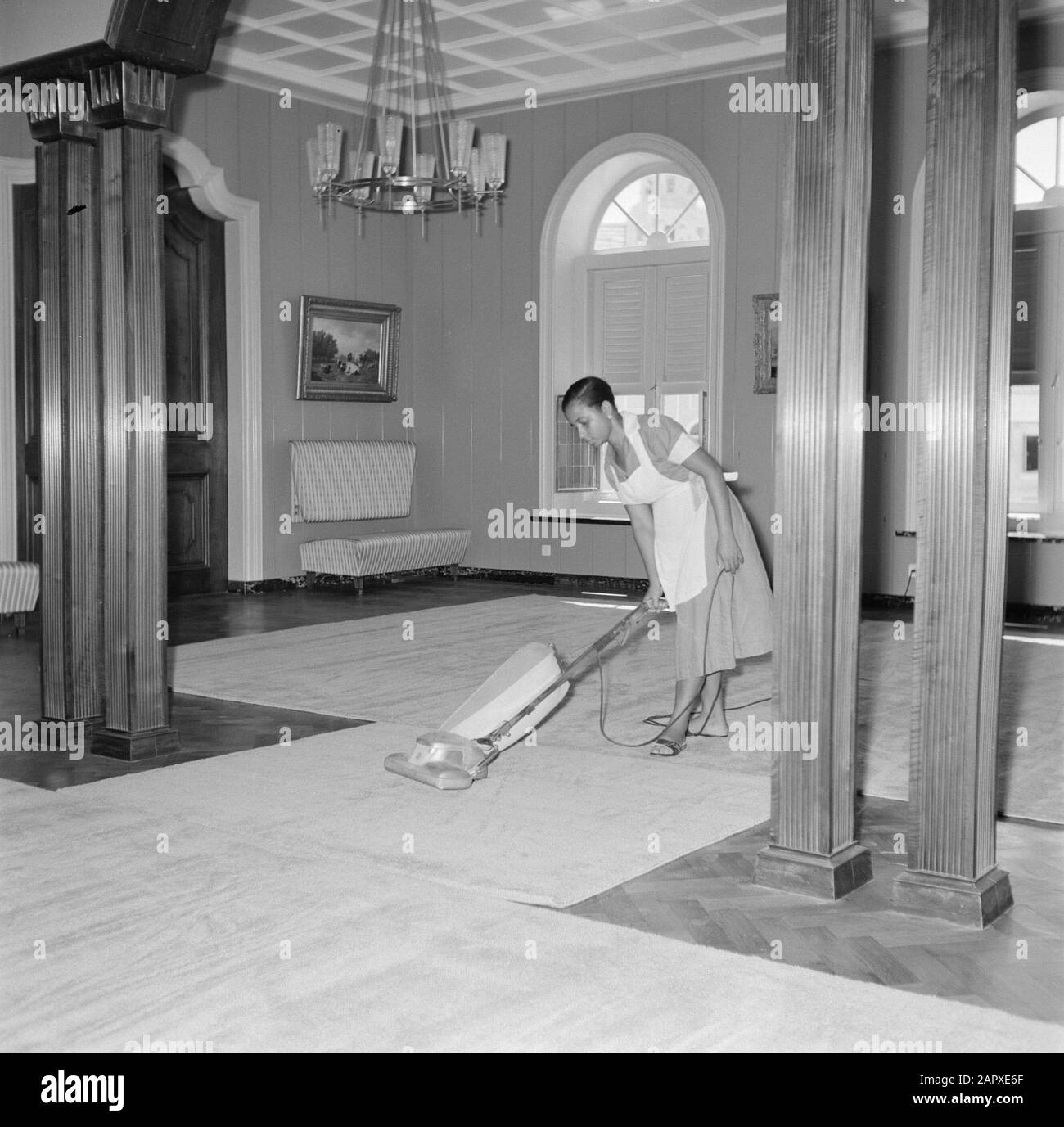 Niederländische Antillen und Suriname zur Zeit des königlichen Besuchs von Königin Juliana und Prinz Bernhard im Jahre 1955 Reinigung des königlichen Aufenthalts in Fort Amsterdam in Willemstad Datum: Oktober 1955 Standort: Curaçao, Willemstad Schlüsselwörter: Gebäude, Interieur, Personal Stockfoto