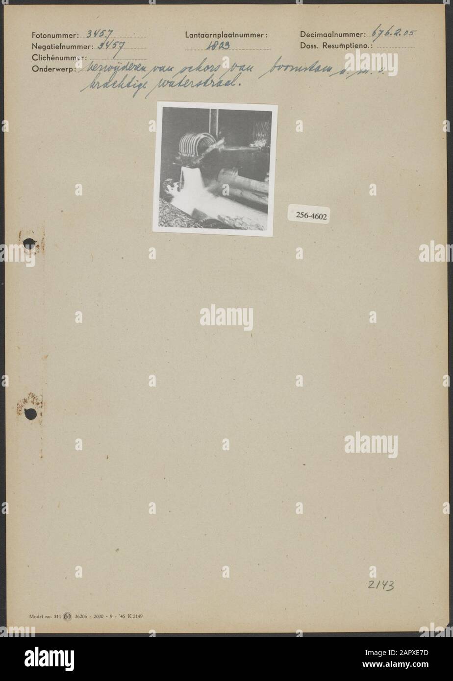 Entfernen von Rinde aus einem Baumstamm mittels eines leistungsstarken Wasserstrahls Datum: Oktober 1951 Stichwörter: Holzstämme, Holzindustrie, Wasserstrahlen Stockfoto