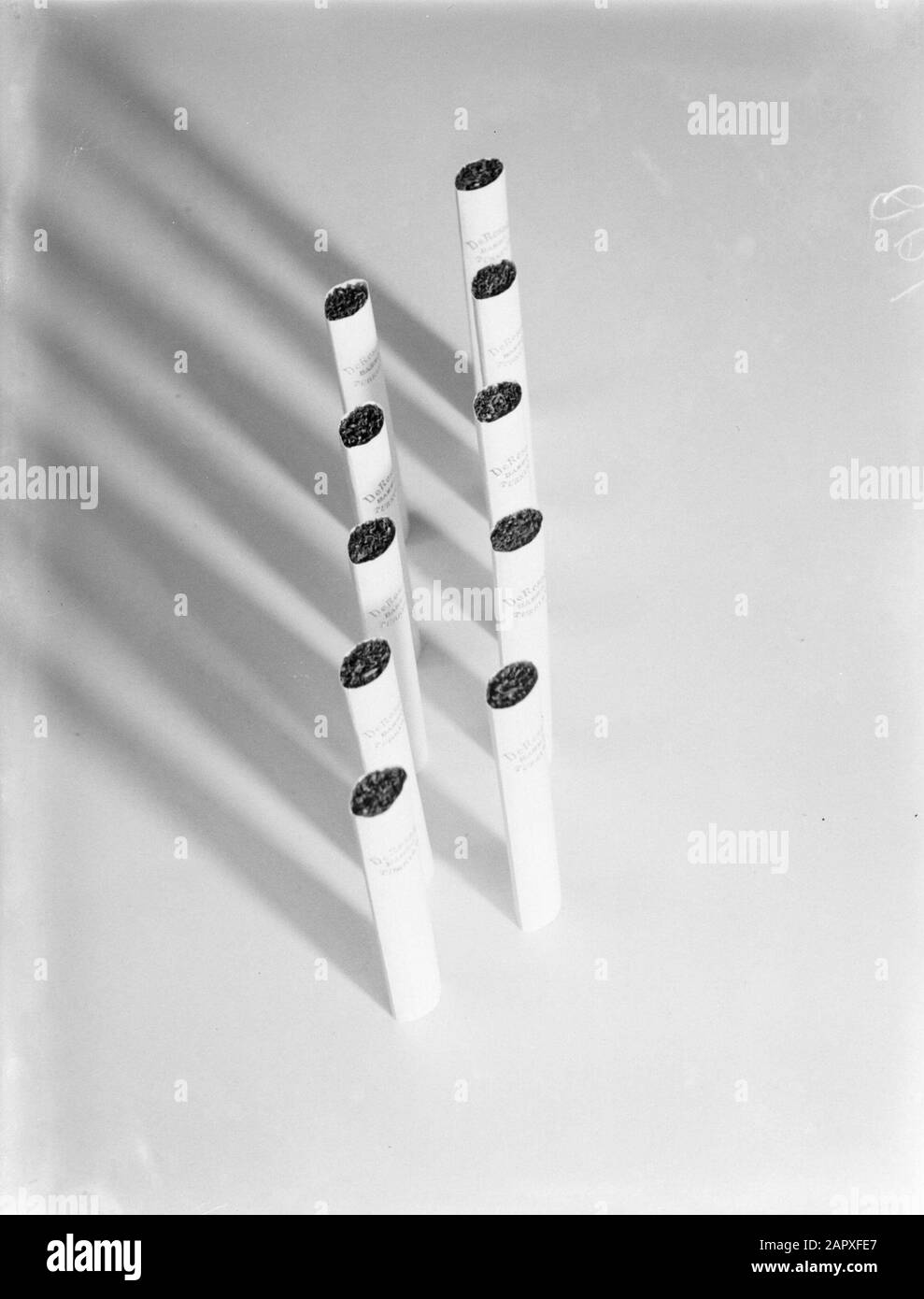 Werbung Fotografie Zigaretten in zwei Reihen von fünf, Marke Bassoen en en de Rosskeren Türkisch Datum: 1. Januar 1932 Schlagwörter: Zigaretten Stockfoto