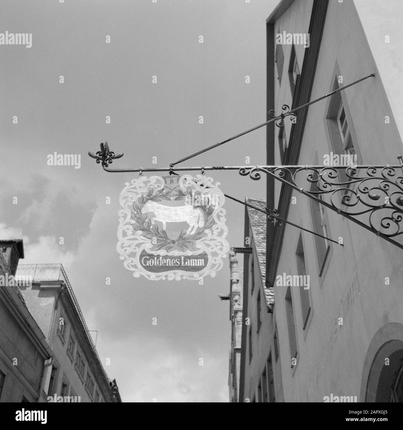 Mittelfranken Schmiedeeisernes Schild mit dem Bild eines Lammes Datum: 1960 Standort: Bayern, Deutschland, Rothenburg ob der Tauber, Westdeutschland Schlagwörter: Gebäude, Werbung, Straßenplastiken, Schilder Stockfoto