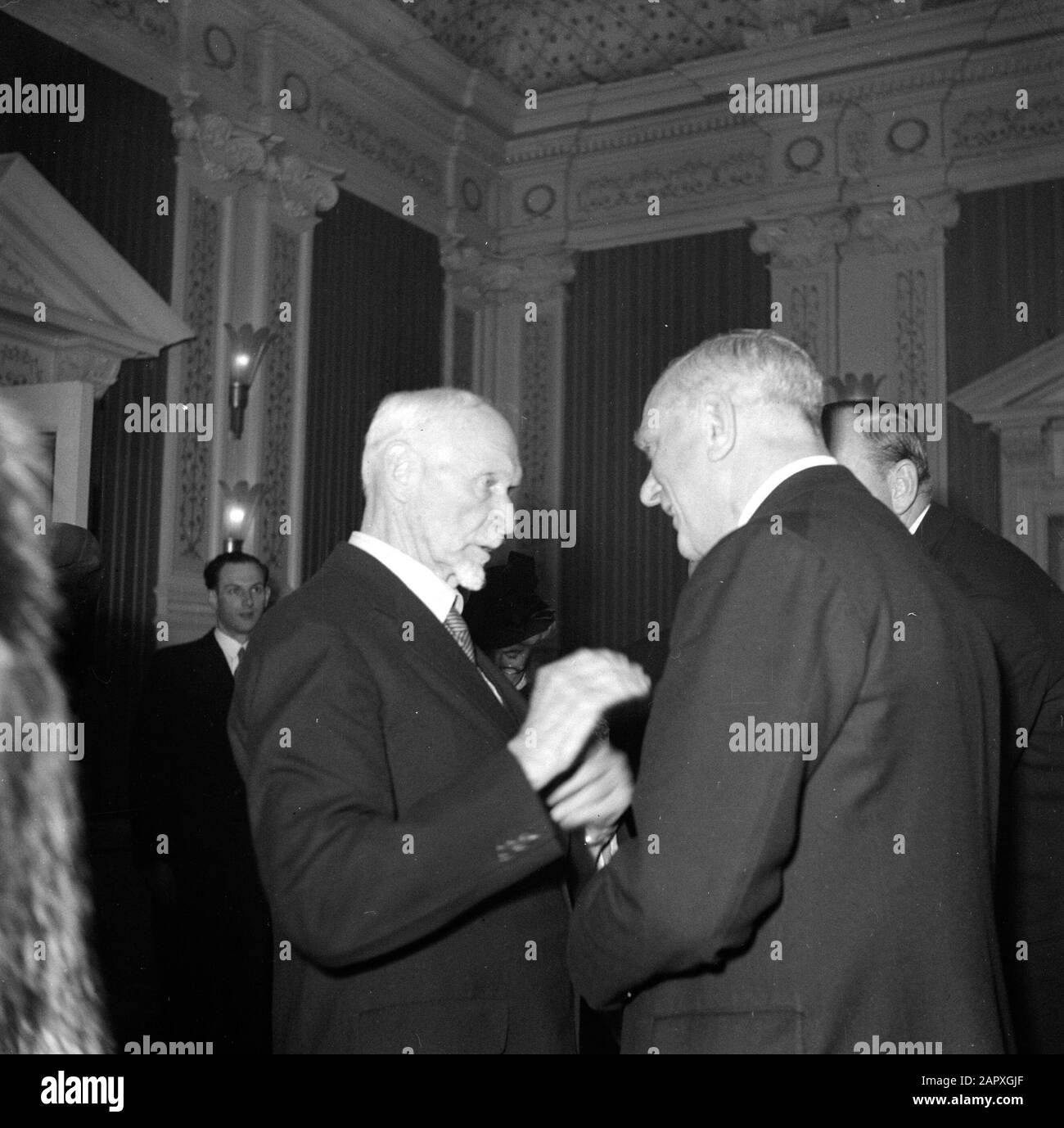 Konferenz im Schloss Oud Wassenaar. Der südafrikanische Premierminister Jan Smuts im Gespräch mit Unbekannter (wahrscheinlich nicht Hendrik Verwoerd von der südafrikanischen Nationalpartei). Datum 9. Oktober 1946 Konferenz auf Schloss Oud Wassenaar (Niederlande). Südafrikanischer Premierminister Jan Smuts spricht mit Unbekannter (wahrscheinlich nicht Hendrik Verwoerd von der südafrikanischen Nationalpartei). Datum: 9. Oktober 1946; Stockfoto