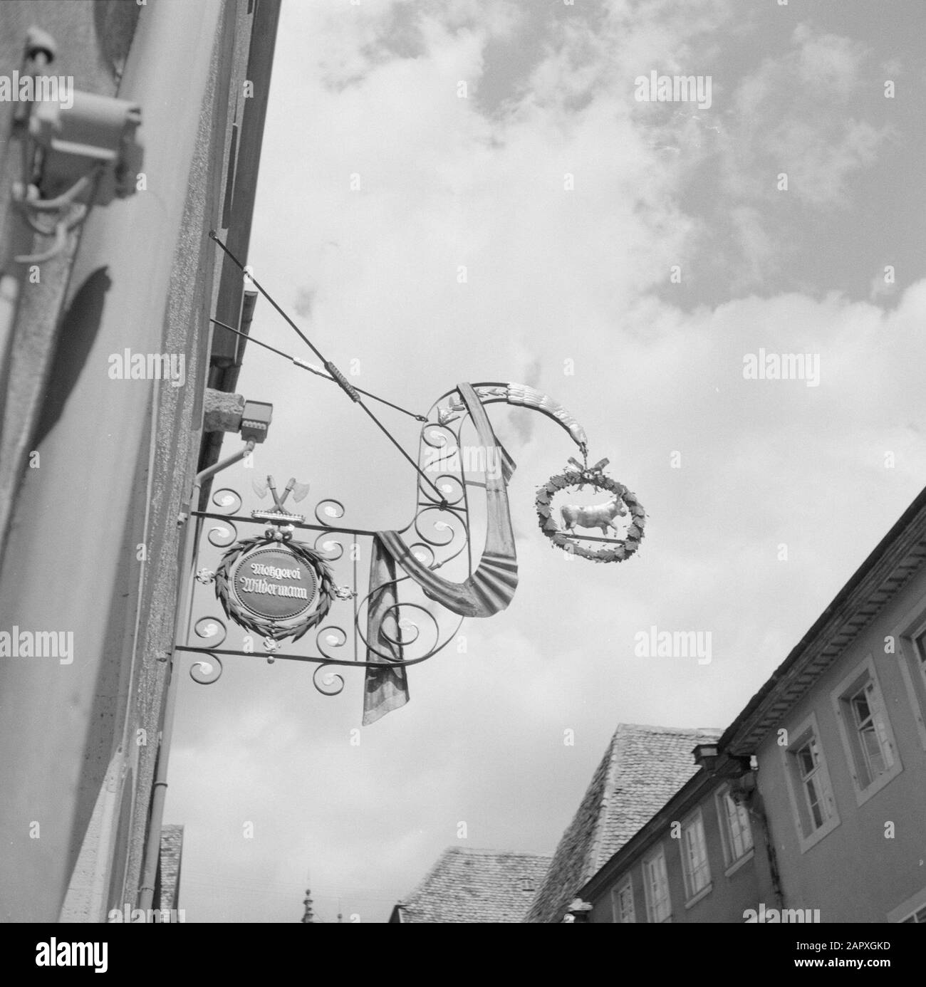 Mittelfranken Schmiedeeisernes Schild von Butcher Wilermann Datum: 1960 Standort: Bayern, Deutschland, Rothenburg ob der Tauber, Westdeutschland Schlagwörter: Werbung, Straßenbilder, Hinweisschilder, Geschäfte Stockfoto