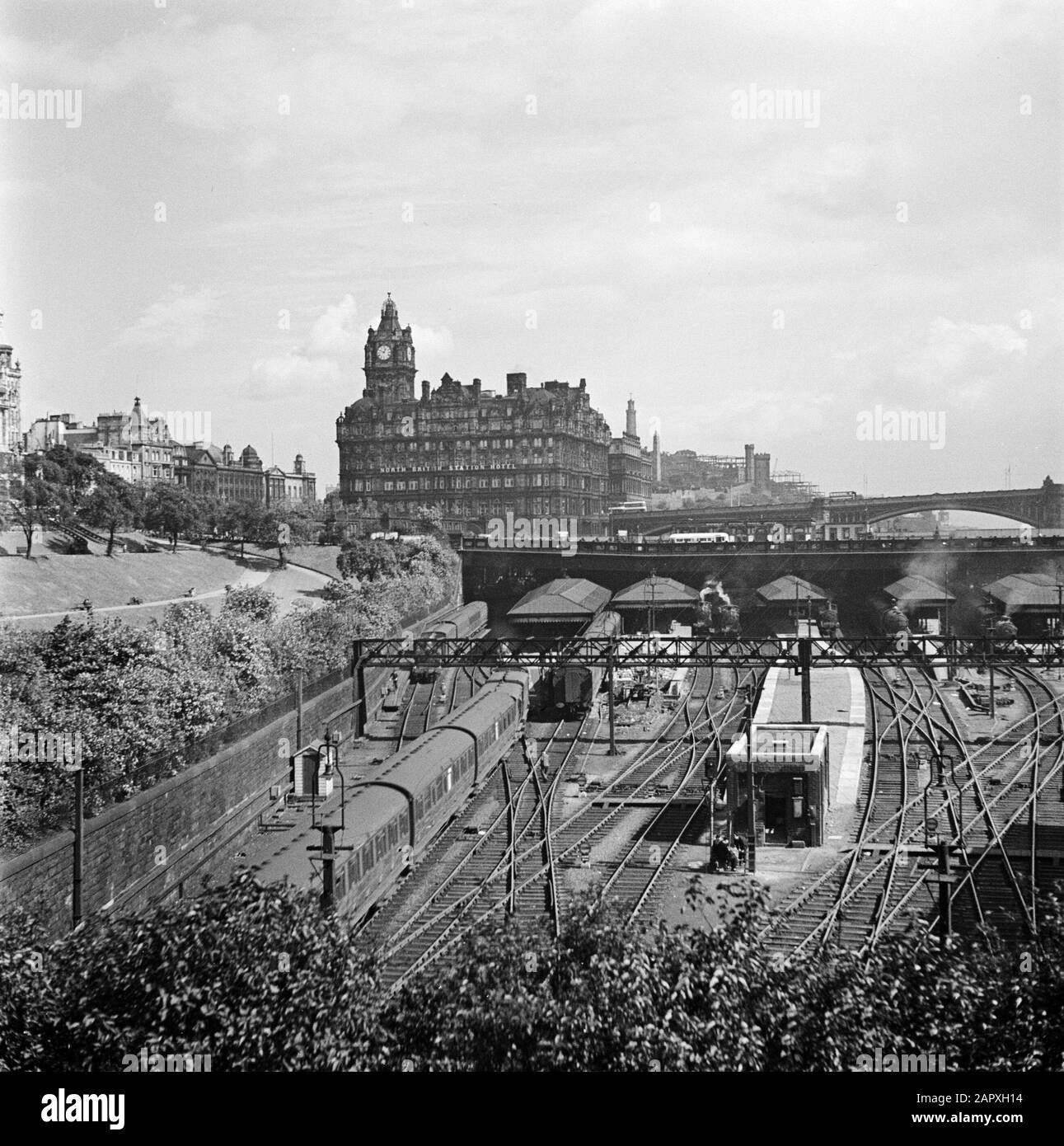 Schottland - Edinburgh Waverley Railway Station Railway Lines of Waverley Railway Station, Behind Waverley Bridge and the North British Hotel Annotation: North British Hotel war ein Stationshotel für die North British Railway. Seit den 1980er Jahren heißt das Balmoral Hotel Datum: 1934 Lage: Edinburgh, Großbritannien Schlüsselwörter: Brücken, Hotels, Stadtansichten, Stationen, Züge Stockfoto