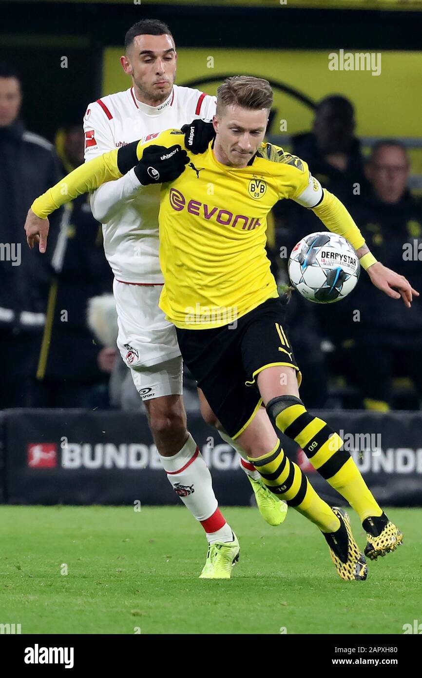 Dortmund, Deutschland. Januar 2020. Marco Reus (vorne) von Dortmund Vies mit Ellyes Skhiri aus Köln während eines deutschen Bundesligaspiels zwischen Borussia Dortmund und dem FC Köln in Dortmund, 24. Januar 2020. Credit: Joachim Bywaletz/Xinhua/Alamy Live News Stockfoto