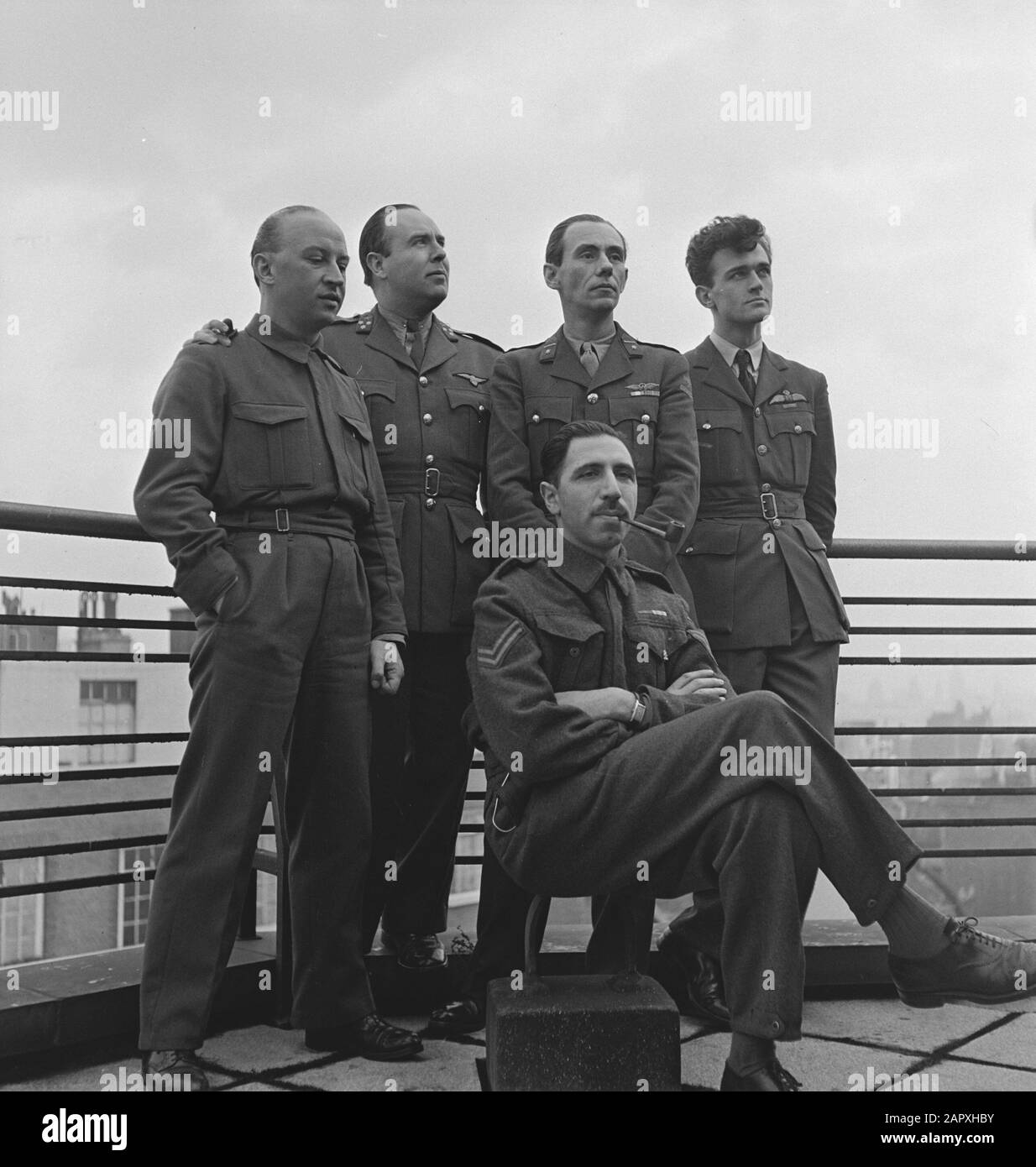 HIE [Holland in England]/Anefo London Serie [Mitarbeiter des Luftfahrt-Büros, Flug-Nr. Unbekannt, Kapitän dr. M. Kamphuis, Major ir. Berdenis van Berlekom Pilot, Leutnant-Pilot B. Tammes. Sitzender Korporal?] Datum: 1943 Ort: Großbritannien Schlagwörter: Gruppenporträts, Luftwaffe, Offiziere, Weltkrieg persönlicher Name: Berdenis van Berlekom, J.P., Kamphuis, M., Tammes, B. Stockfoto