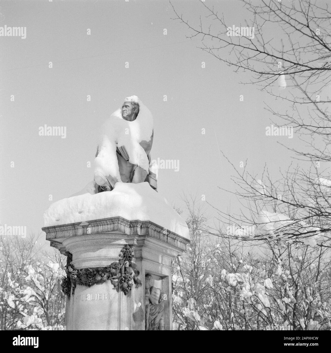 Besuch der Münchner Statue des Chemikers Baron Justus von Liebig im Schnee Datum: 1. Dezember 1958 Standort: Bayern, Deutschland, München, Westdeutschland Stichwörter: Schnee, Statuen, Winter persönlicher Name: Liebig, Justus Freiherr von Stockfoto