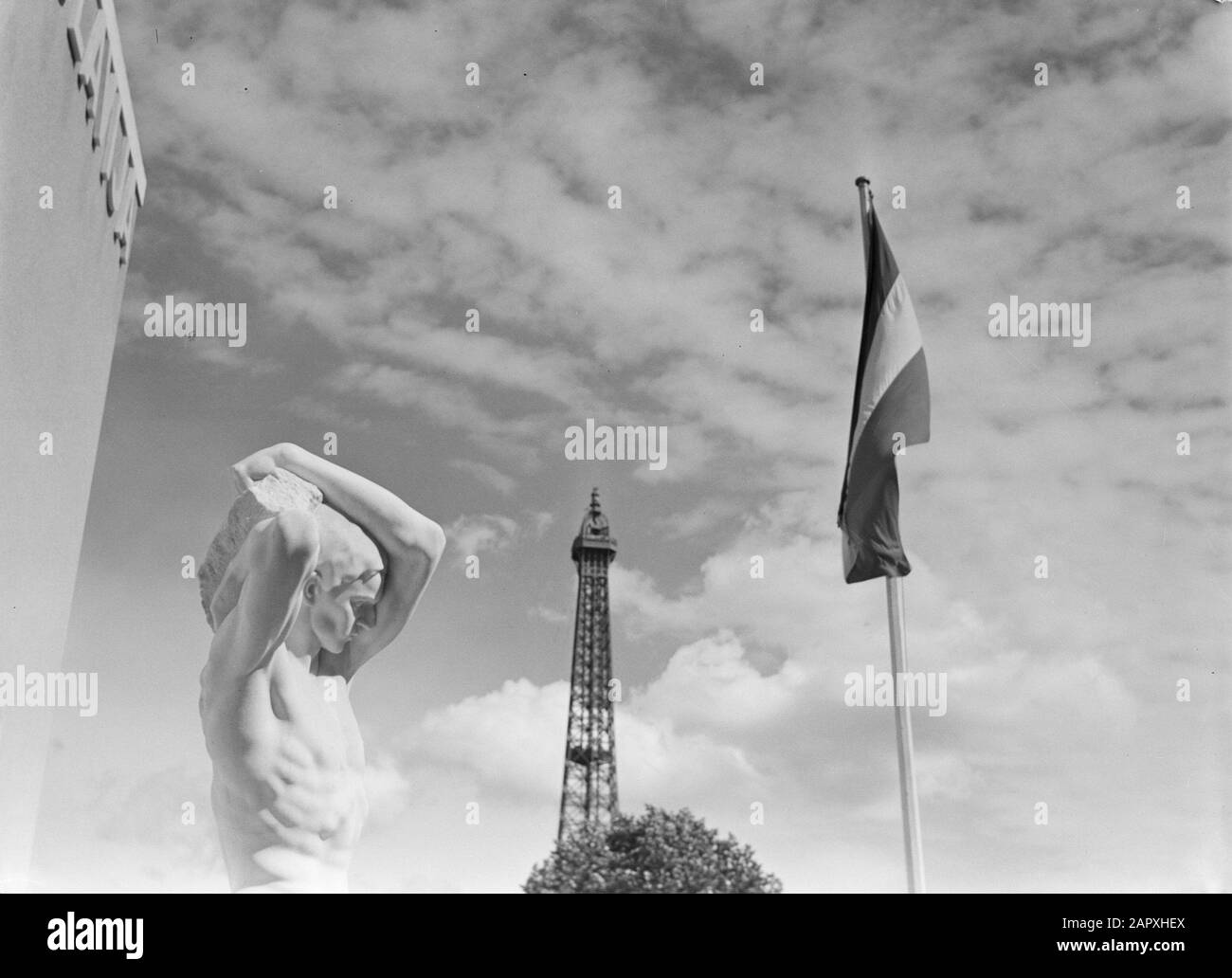 Weltausstellung Paris 1937 Statue, Eiffelturm und Fahnenmast Datum: 1937 Ort: Frankreich, Paris Stichwörter: Statuen, Ausstellungen, Türme, Flaggen Stockfoto
