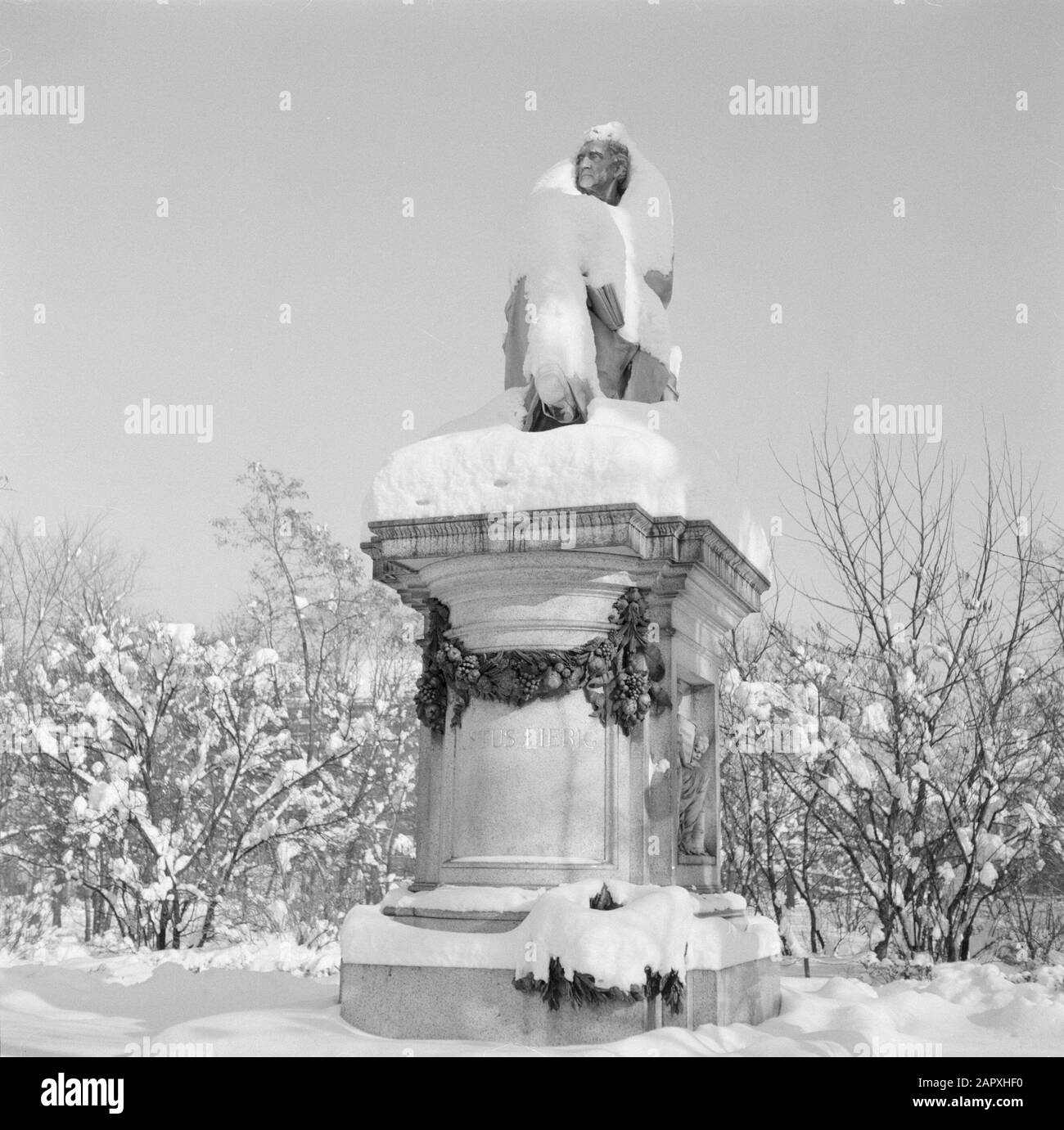 Besuch der Münchner Statue des Chemikers Baron Justus von Liebig im Schnee Datum: 1. Dezember 1958 Standort: Bayern, Deutschland, München, Westdeutschland Stichwörter: Schnee, Statuen, Winter persönlicher Name: Liebig, Justus Freiherr von Stockfoto