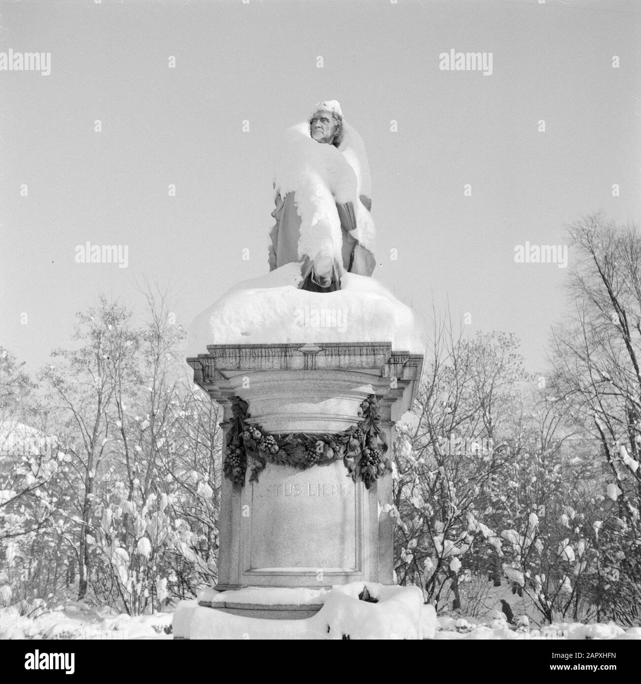 Besuch der Münchner Statue des Chemikers Baron Justus von Liebig im Schnee Datum: 1. Dezember 1958 Standort: Bayern, Deutschland, München, Westdeutschland Stichwörter: Schnee, Statuen, Winter persönlicher Name: Liebig, Justus Freiherr von Stockfoto