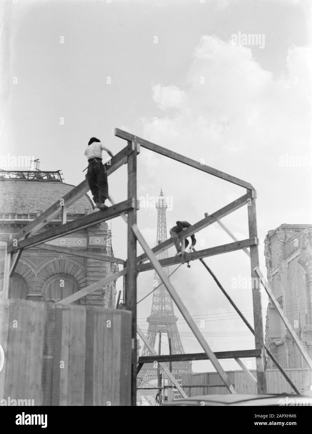 Reportage Pariser Gerüste mit Bauarbeitern, im Hintergrund der Eiffelturm Anmerkung: Für die Weltausstellung von 1937 wurde der alte Trocadero abgerissen und durch das Palais de Chaillot ersetzt Datum: Mai 1936 Standort: Frankreich, Paris Schlüsselwörter: Gerüste, Türme Stockfoto