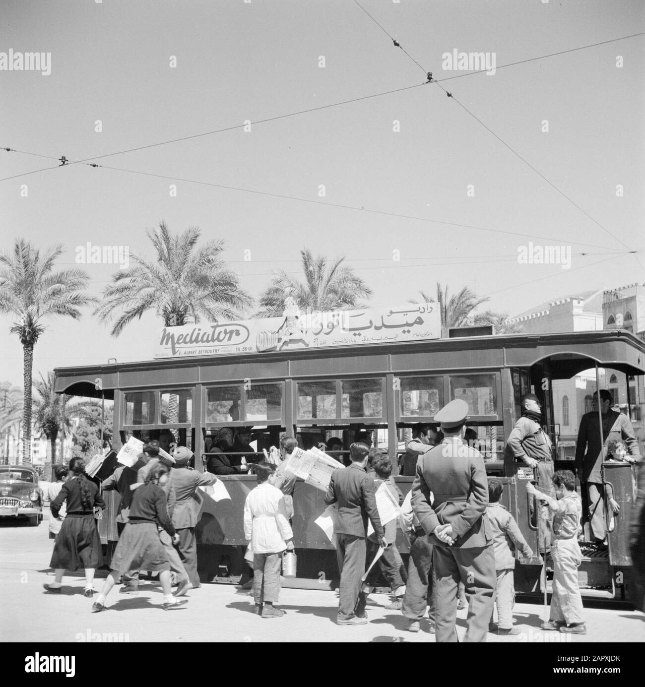 Naher Osten 1950-1955: Libanesische Straßenlandschaft in Beirut mit Passagieren mit Straßenbahn Datum: 1950 Ort: Beirut, Libanon Schlüsselwörter: Agenten, Passagiere, Straßenbilder, Straßenbahnen Stockfoto