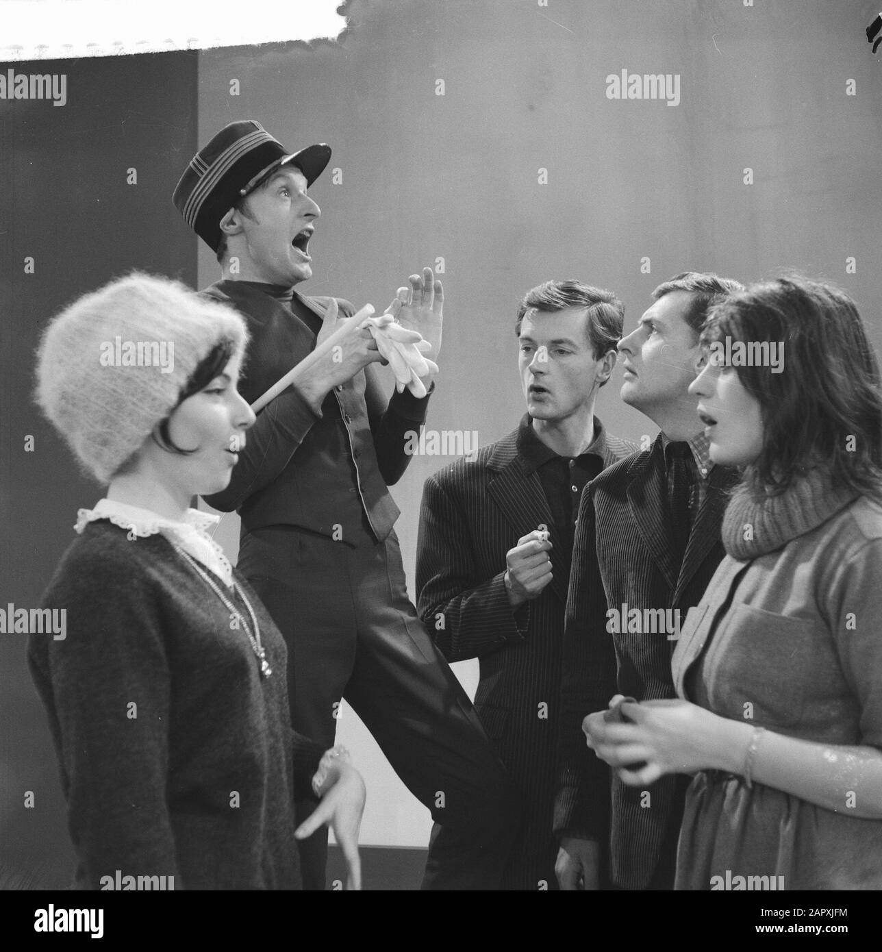 Fernsehkabarettprogramm Croissantje Half om (Vara), v. l.l. Janine, Will Spoor, Doude van Herwijnen, Nico und Wilhelmine (Luttenberg) Anmerkung: Dieses Kabarettprogramm wurde von fünf Pariser Holländern bereitgestellt Datum: 28. Dezember 1960 Schlagwörter: Fernsehkabarettprogramme, Kabarett, Kabarett, Fernsehprogramme persönlicher Name: Rewines, Doude van, Luttenberg, Wilhelmine, Rail, Will Stockfoto