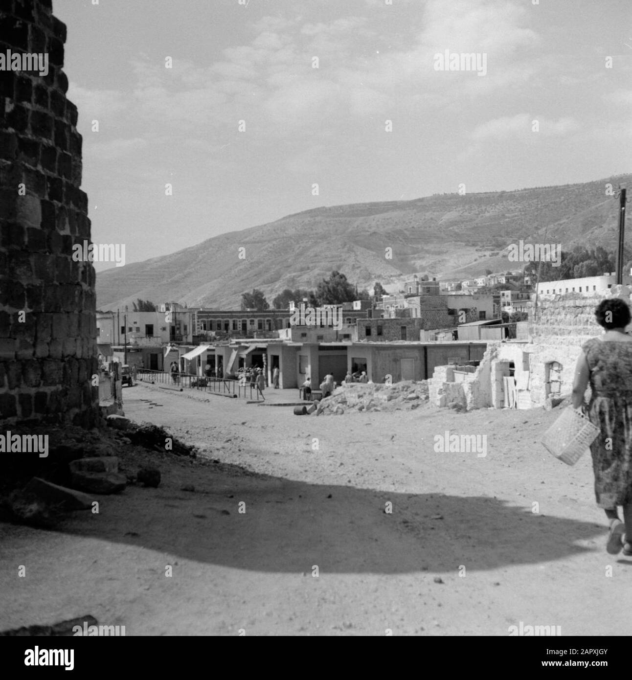 Blick auf die Straße in Tiberias mit Blick auf verschiedene Arten von Häusern und Geschäften. Rechts eine Ruine eines Hauses. Stockfoto