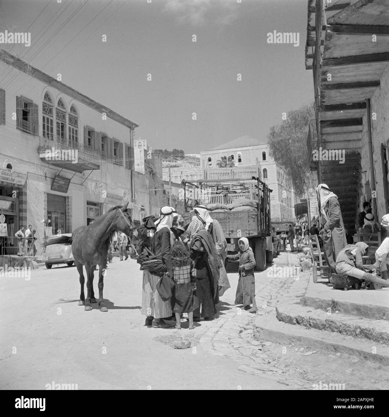 Israel 1948-1949: Statue der Galiläa-Straße in Nazaret mit Arabern, einem Lastwagen und einem Maultier Datum: 1948 Ort: Israel, Nazareth Schlüsselwörter: Architektur, Tiere, Esel, Maultiere, Straßenstatuen, Transport, Lastwagen Stockfoto