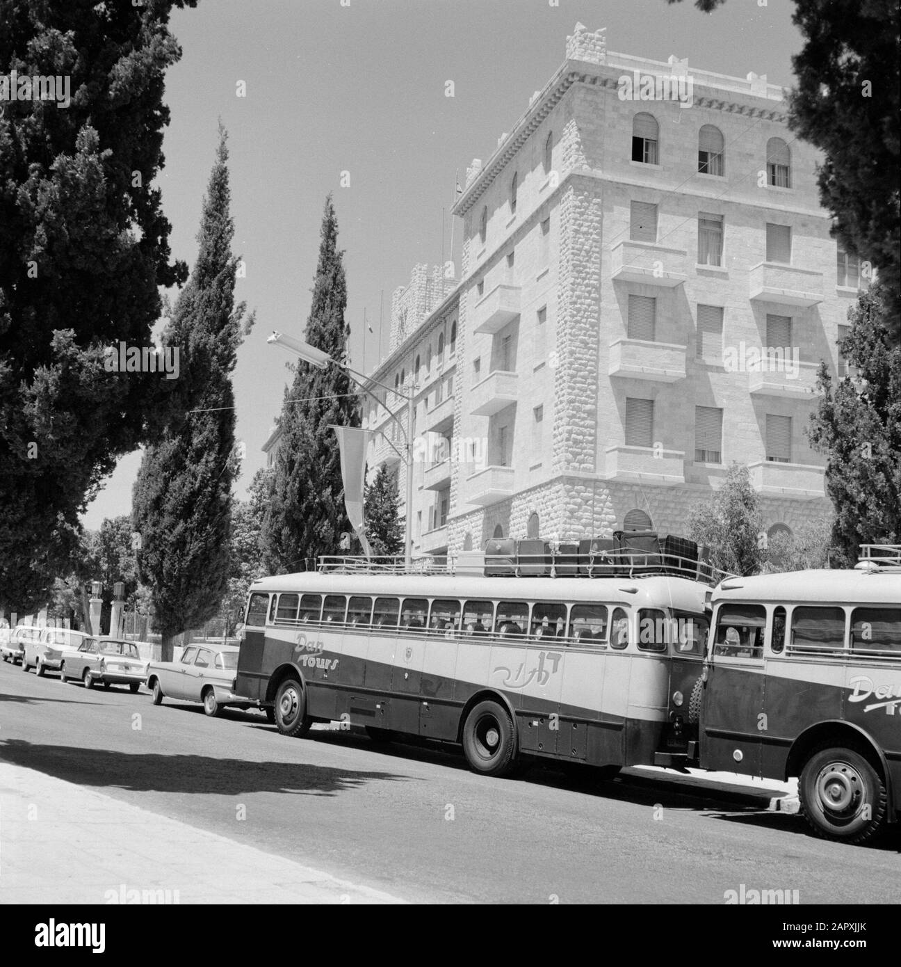 Israel 1964-1965: Jerusalem (Jerusalem), Straßenbilder Straßenstatue mit King David Hotel, Autos und Reisebusse vor der King David Street Anmerkung: King David Hotel ist seit 1931 geöffnet und ist anno 2012 eines der angesehensten und angesehensten Hotels in Israel, das weltweit bekannt ist. Das Hotel wurde von dem reichen ägyptischen Bankier Ezra Mosseri gegründet und besteht aus lokalem Kalksteindatum: 1964 Standort: Israel, Jerusalem, King David Street Schlüsselwörter: Autos, Busse, Hotels, Stadtverkehr, Straßenbilder Stockfoto