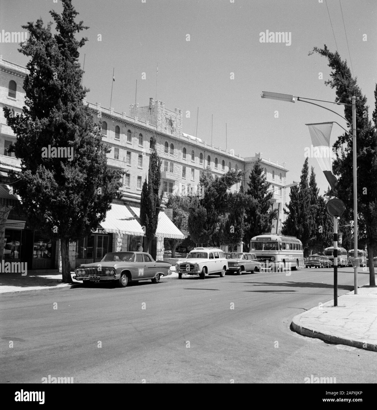 Israel 1964-1965: Jerusalem (Jerusalem), Straßenbilder Straßenstatue mit King David Hotel, Autos und Taxis vor der King David Street Anmerkung: King David Hotel ist seit 1931 geöffnet und ist anno 2012 eines der führenden und prestigeträchtigen Hotels Israels, das weltweit bekannt ist. Das Hotel wurde von dem reichen ägyptischen Bankier Ezra Mosseri gegründet und besteht aus lokalem Kalksteindatum: 1964 Standort: Israel, Jerusalem, King David Street Schlüsselwörter: Autos, Hotels, Stadtverkehr, Straßenbilder Stockfoto