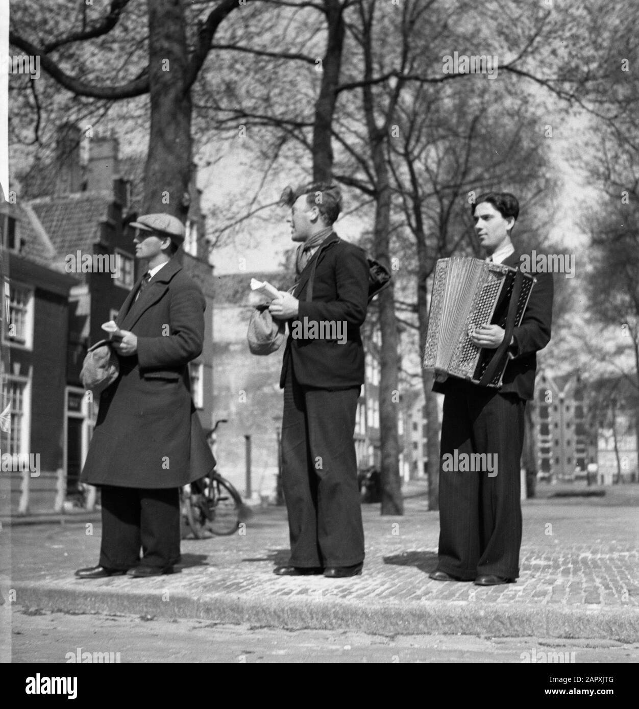 Amsterdam Street Musikanten Datum: 1. Januar 1932 Ort: Amsterdam, Noord-Holland Schlüsselwörter: Akkordeons, Straßenkünstler Stockfoto