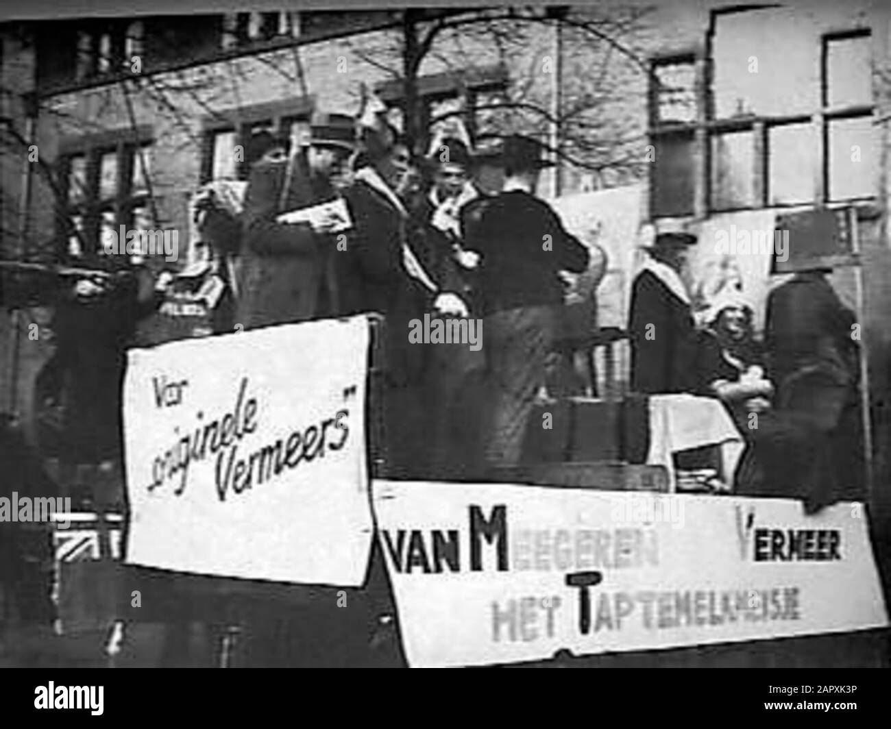 Studentenparade Utrechter Anmerkung: [Negativ vermisst] Schwimmer mit Aufschriften Für Original Vermeers und Van Meegeren Vermeer Taptemelkmeisje Datum: 6. Dezember 1945 Ort: Utrechter Stockfoto