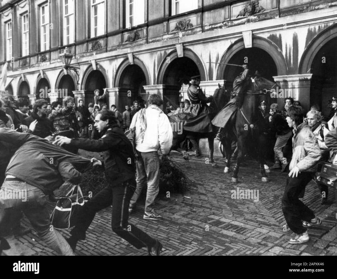 Studentenprotest gegen das neue Studienfinanzgesetz von Minister Deetman. Die Polizei zu Pferd streift sie vom Binnenhof in den Haag, 23. Januar 1986.; Stockfoto