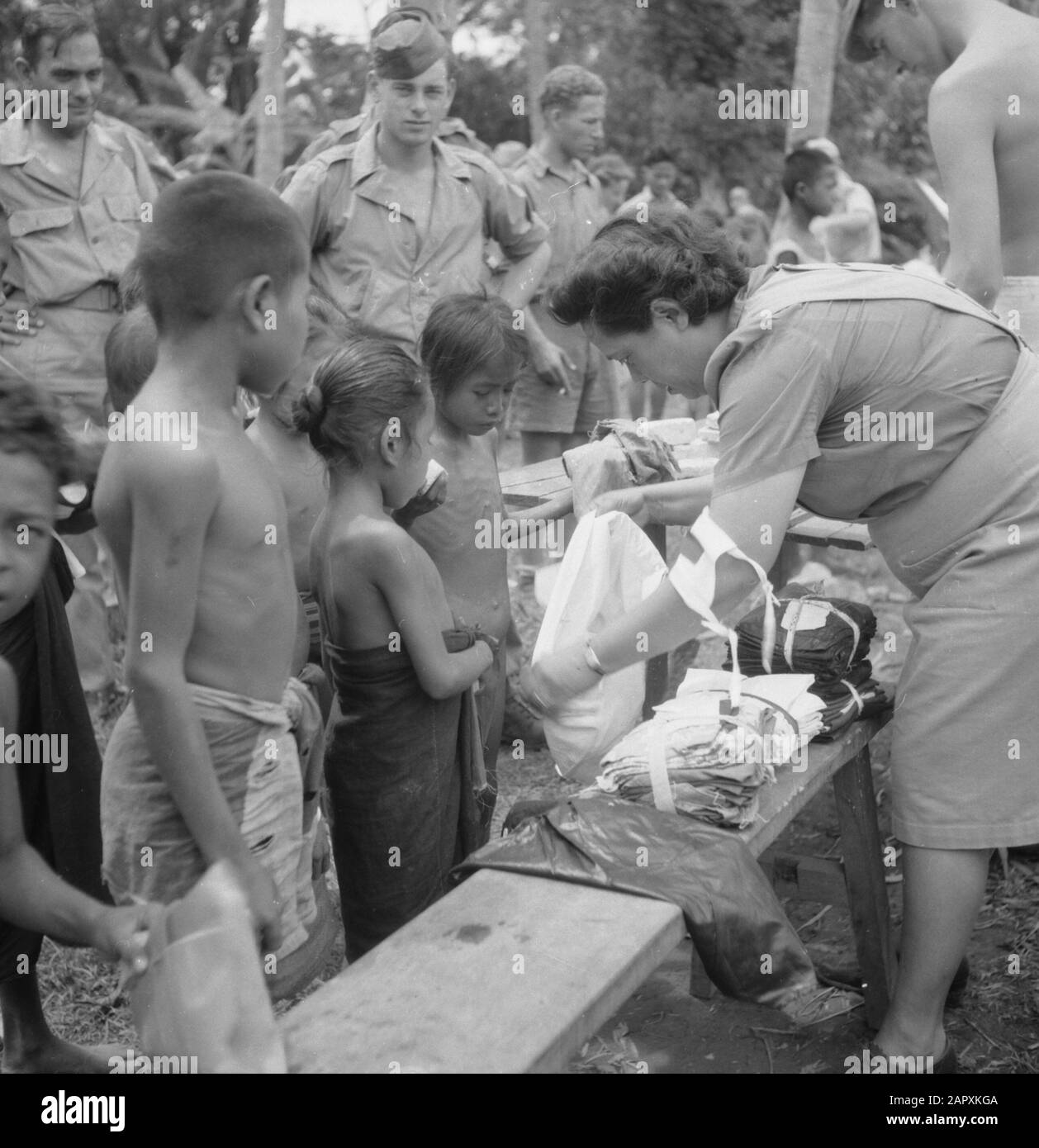 Rotkreuz-Tour über Tjisadane nach Tangerang Tangerang. Auf große und energische Weise hat das niederländische Rote Kreuz die Hilfe für das befreite indonesische Volk übernommen. Im Kampong ist ein mobiles Team angekommen. Zusätzlich zur medizinischen Hilfe werden Lebensmittel und Kleidung an die bedürftige Bevölkerung verteilt Datum: September 1947 Ort: Indonesien, Niederländische Ostindien Stockfoto