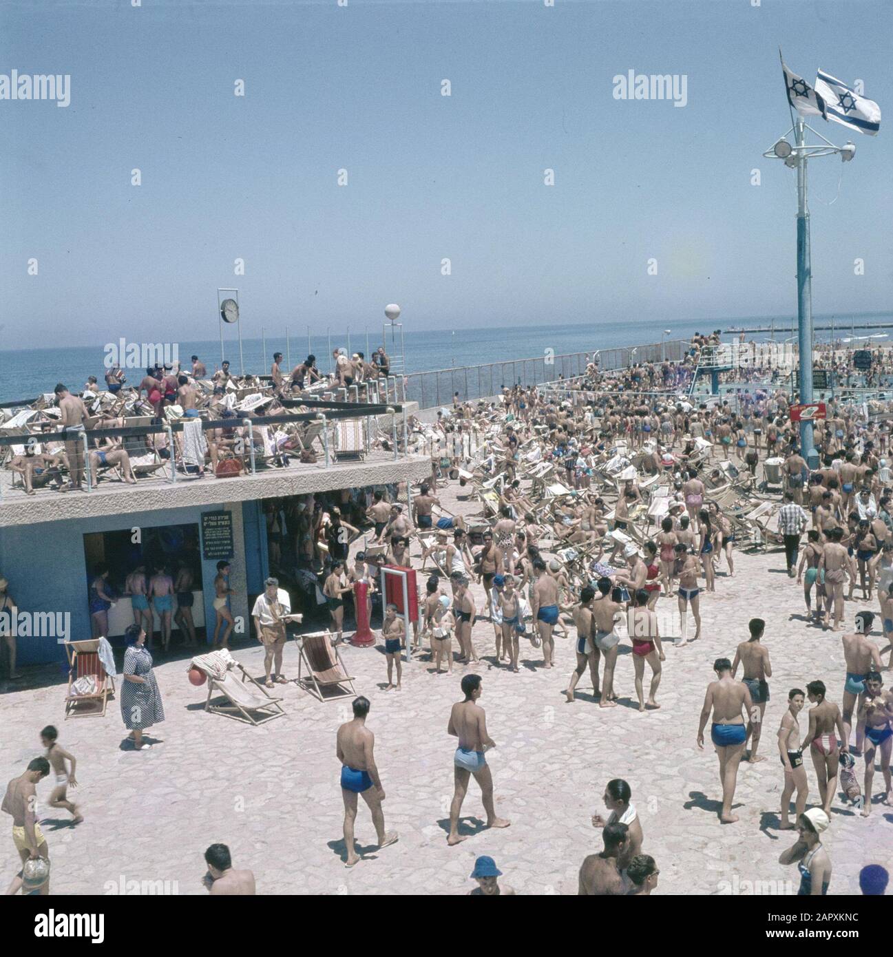 Tel Aviv. An der Strandpromenade am Sabbat beschäftigt Datum: Undatierte Lage: Israel, Tel Aviv Schlüsselwörter: Strände, Freizeit Stockfoto