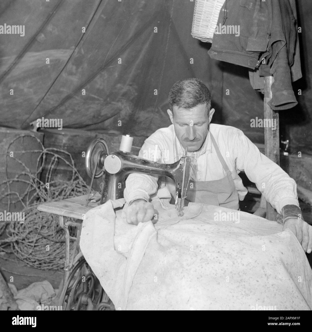 Naher Osten 1950-1955: Jordan Tentmaker at Work im Flüchtlingslager Hussein in der Nähe von Amman Datum: 1950 Ort: Amman, Jordan Schlüsselwörter: Nähmaschinen, Tentmaker, Flüchtlinge, Flüchtlingslager Stockfoto