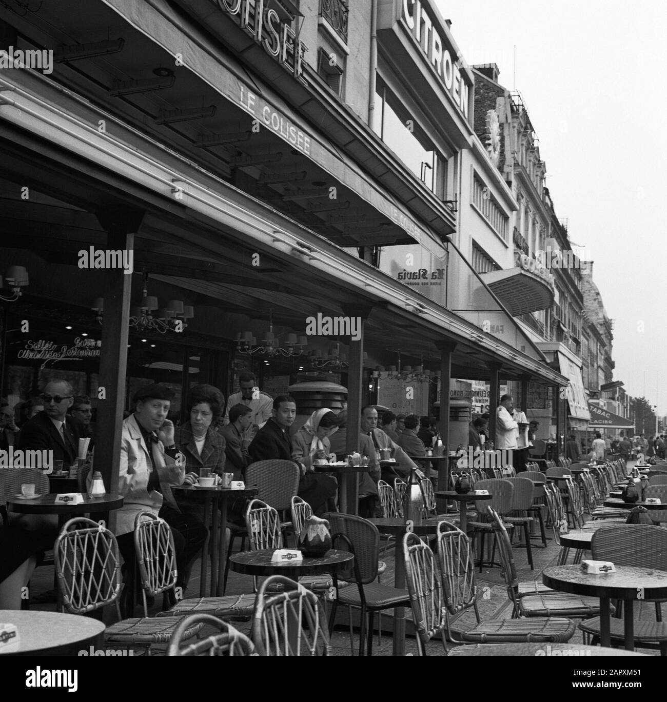 Pariser Bilder [Das Straßenleben von Paris] Terrasse von Le Colisee an der Avenue des Champs ÃlysÃ©es Datum: 1965 Ort: Frankreich, Paris Stichwörter: cafÃ©s, Strassenskulpturen, Terrassen Stockfoto