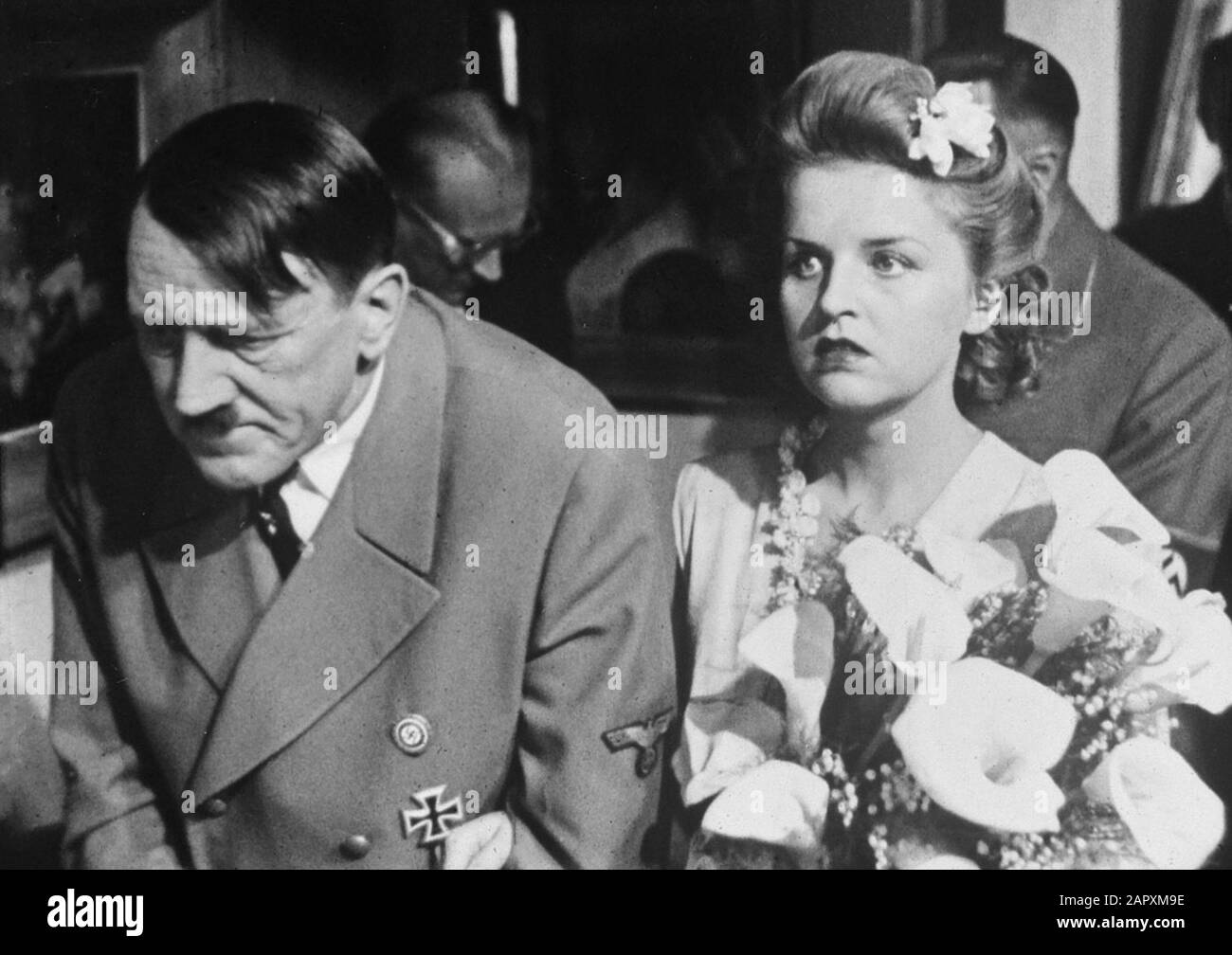 Szenen aus dem russischen Film Padeniye Berlina (Der Fall von Berlin, Val von Berlin) [veröffentlicht von Actueelfilm], Adolf Hitler (V. Saveljew) und Eva Braun; Stockfoto