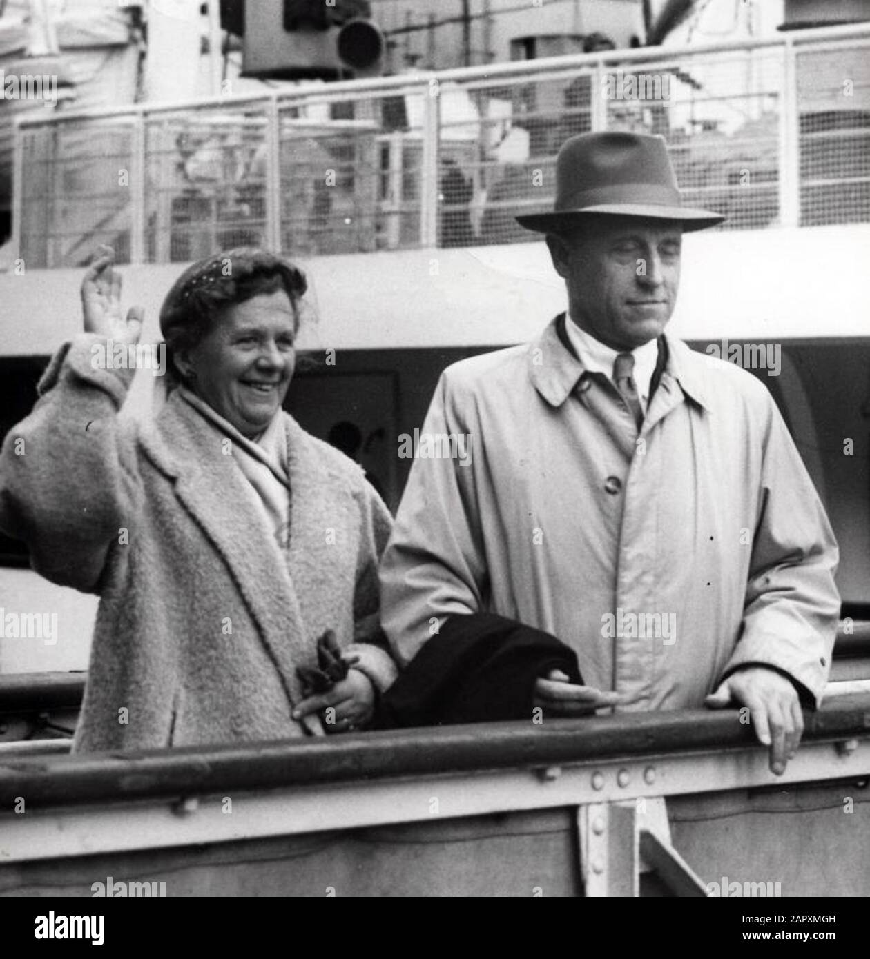 P.V. D.A.-er Jan van Tilburg, Gouverneur von Suriname, mit seiner Frau auf dem Dampfschiff "Willemstad". Rotterdam, Niederlande, 19. Januar 1956.; Stockfoto