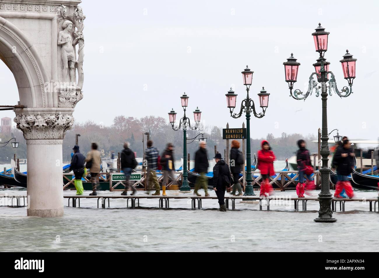 Überflutete den Markusplatz, Menschen an Bord von Anlegestegen, Venedig, Italien Stockfoto