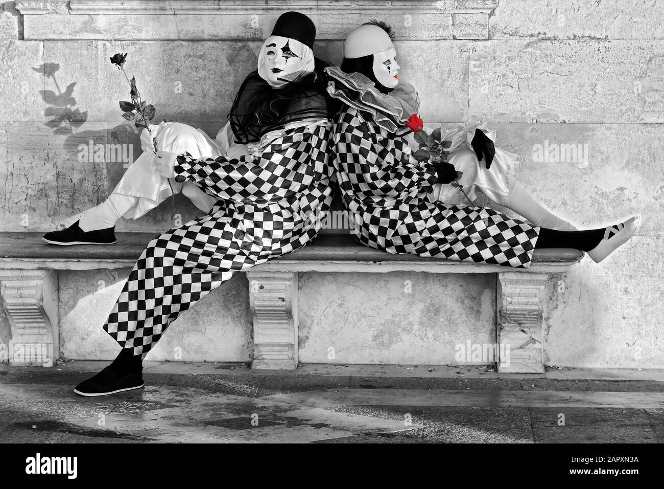 Pierrot, auf Steinbank sitzend, rosarot, Venedig, Italien Stockfoto