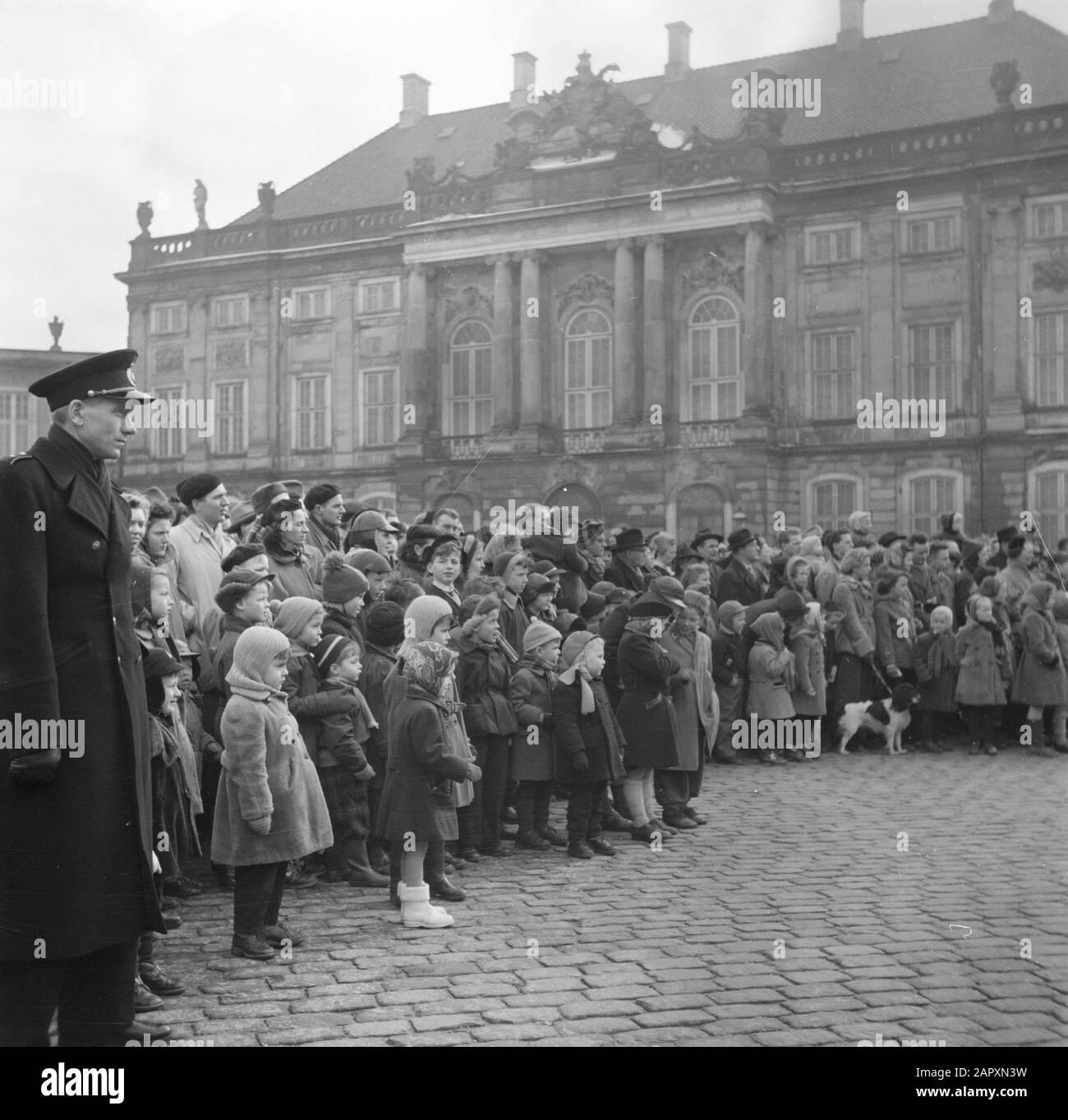 55-jähriges Jubiläum der Zuschauer von König Friedrich IX. Auf dem Platz von Schloss Amalienborg zu Ehren des Königs Geburtstag Datum: 11. März 1954 Ort: Dänemark, Kopenhagen Schlüsselwörter: Kinder, Paläste, Polizei, Öffentlichkeit, Straßenbilder, Uniformen Stockfoto