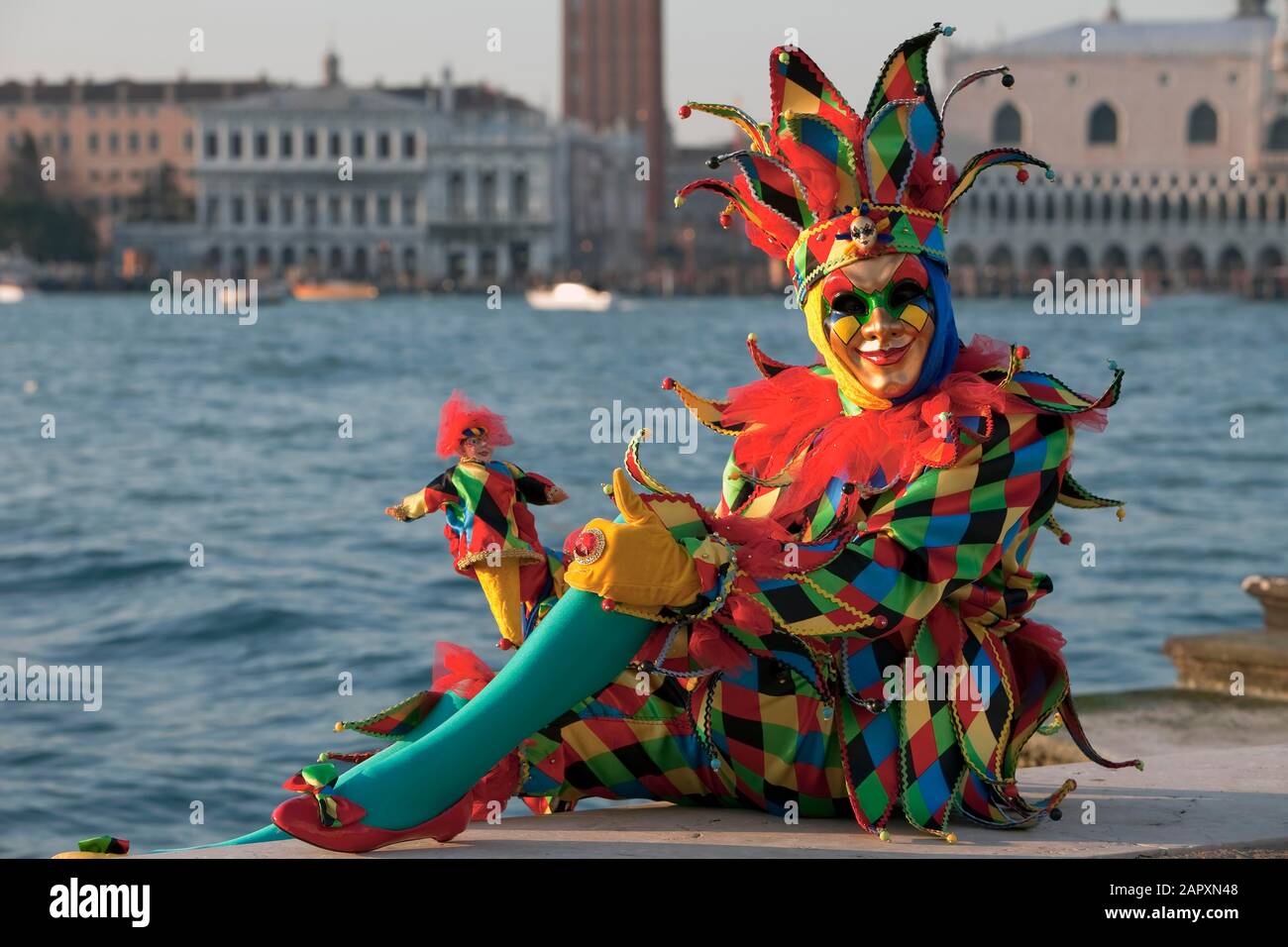 Harlequin, Karneval in Venedig, Hintergrund Doges Palast, Venedig, Italien Stockfoto