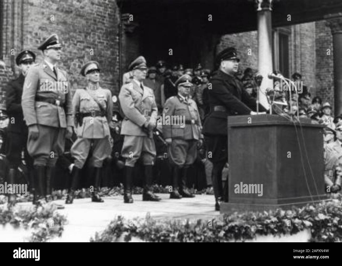 Spaarnestad Photo/SFA022804138 Zweiter Weltkrieg Niederländische Freiwillige im deutschen Dienst. NSB-Führer Anton Mussert während seiner Rede vor dem ersten Bataillon des WA Freiwilligenregiments, kurz vor der Vereidigung des Bataillon auf dem Binnenhof in den Haag. Niederlande, Den Haag, 11. Oktober 1941. Achter Mussert: Bundeskommissär General Leutnant Seyffardt und SS-Obergruppenführer Rauter.; Stockfoto