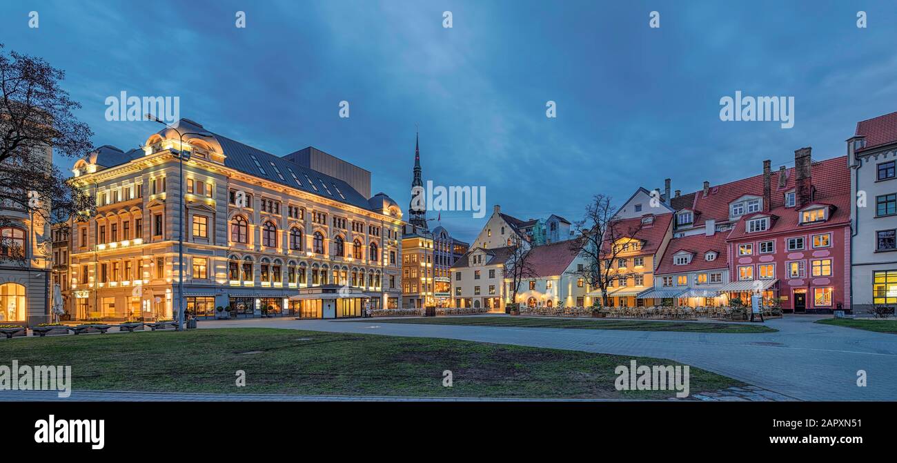 Konzertsaal Große Gilde, Platz, beleuchtet, Abenddämmerung, Altstadt, Riga, Lettland Stockfoto