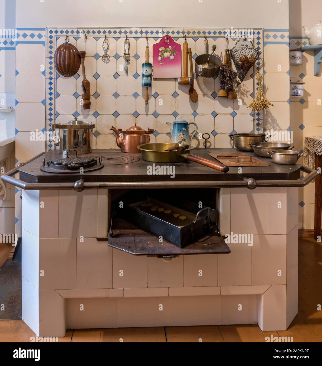 Holzofen in der Küche, Jugendstil, Museum Art Nouve, Riga, Lettland Stockfoto