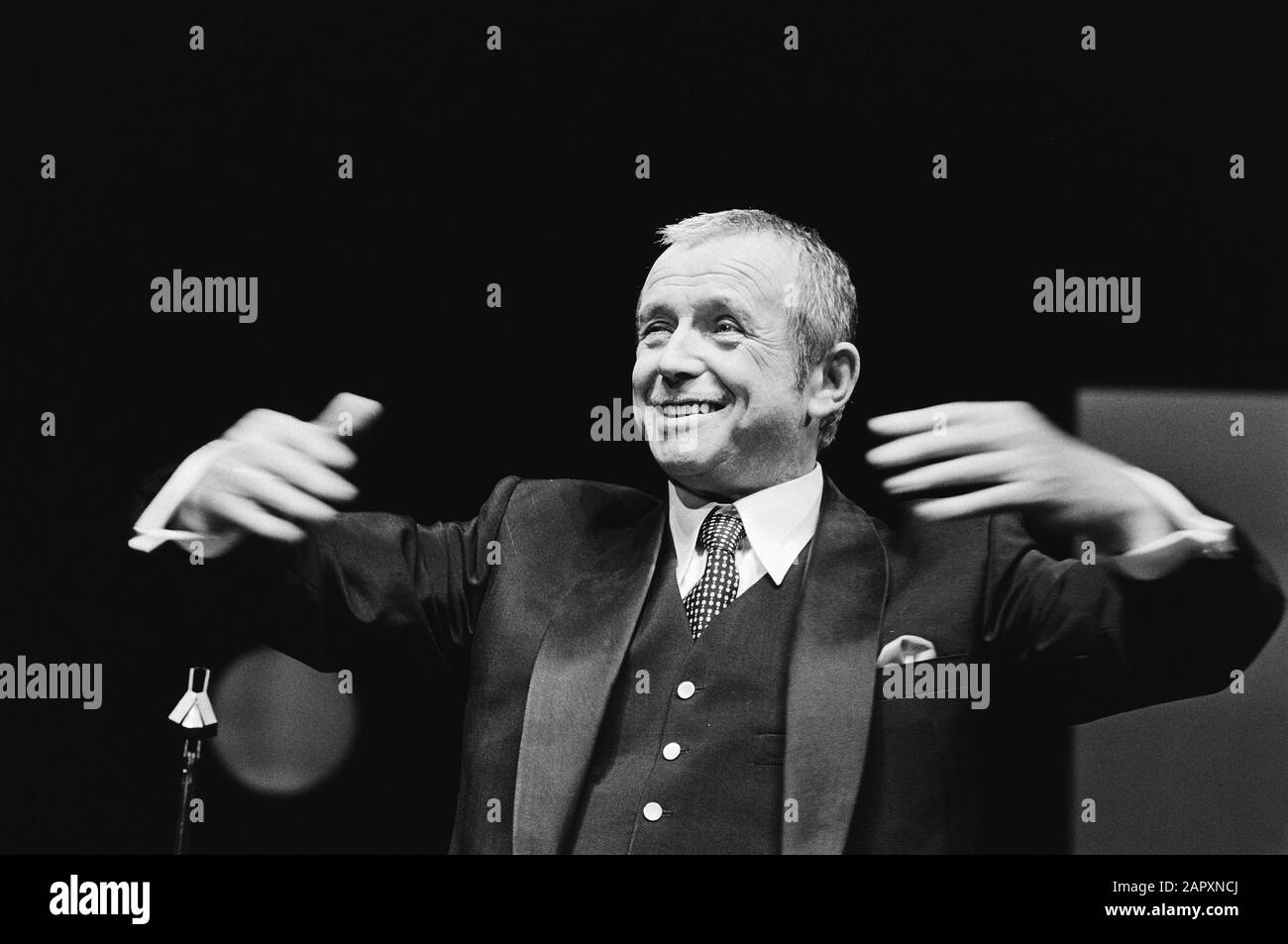 Toon Hermans erhält von Prinzessin Margriet einen Gold- und Platinband (Gedichtbündel) in Carre Datum: 23. Januar 1980 Schlagwörter: Bücher, Kabarettisten, Belege Personenname: Hermans, Toon, Margriet, Prinzessin Stockfoto