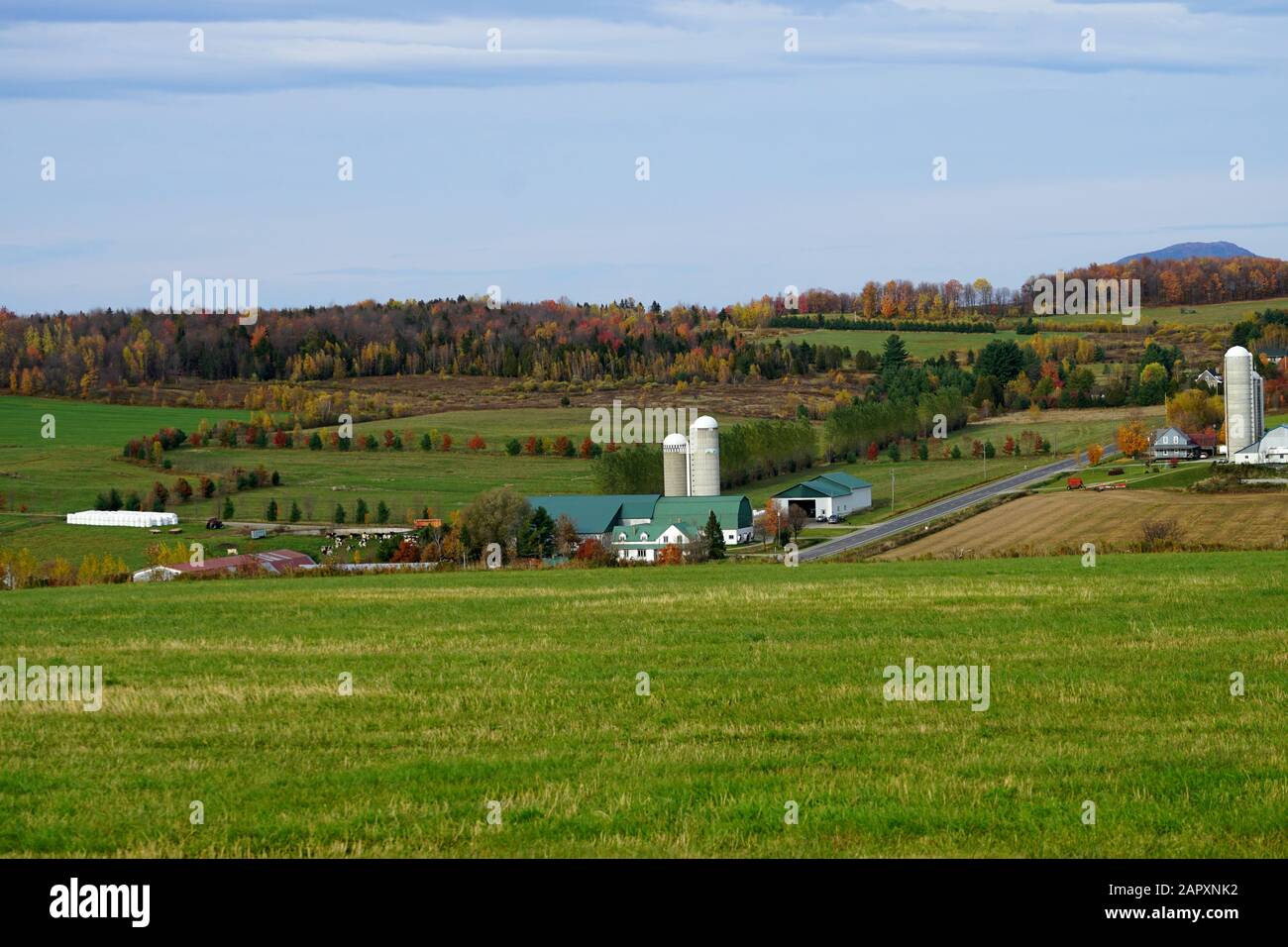 Fantastische Landschaft einer Farm in Quebec im Herbst Stockfoto