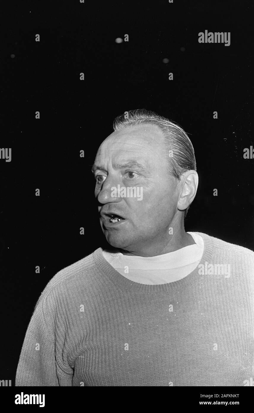 Ostdeutsche im Olympiastadion trainieren. Trainer Soos von Ostdeutschland Datum: 12. September 1967 Schlagwörter: Sport, Name der Fußballeinrichtung: Olympiastadion Stockfoto