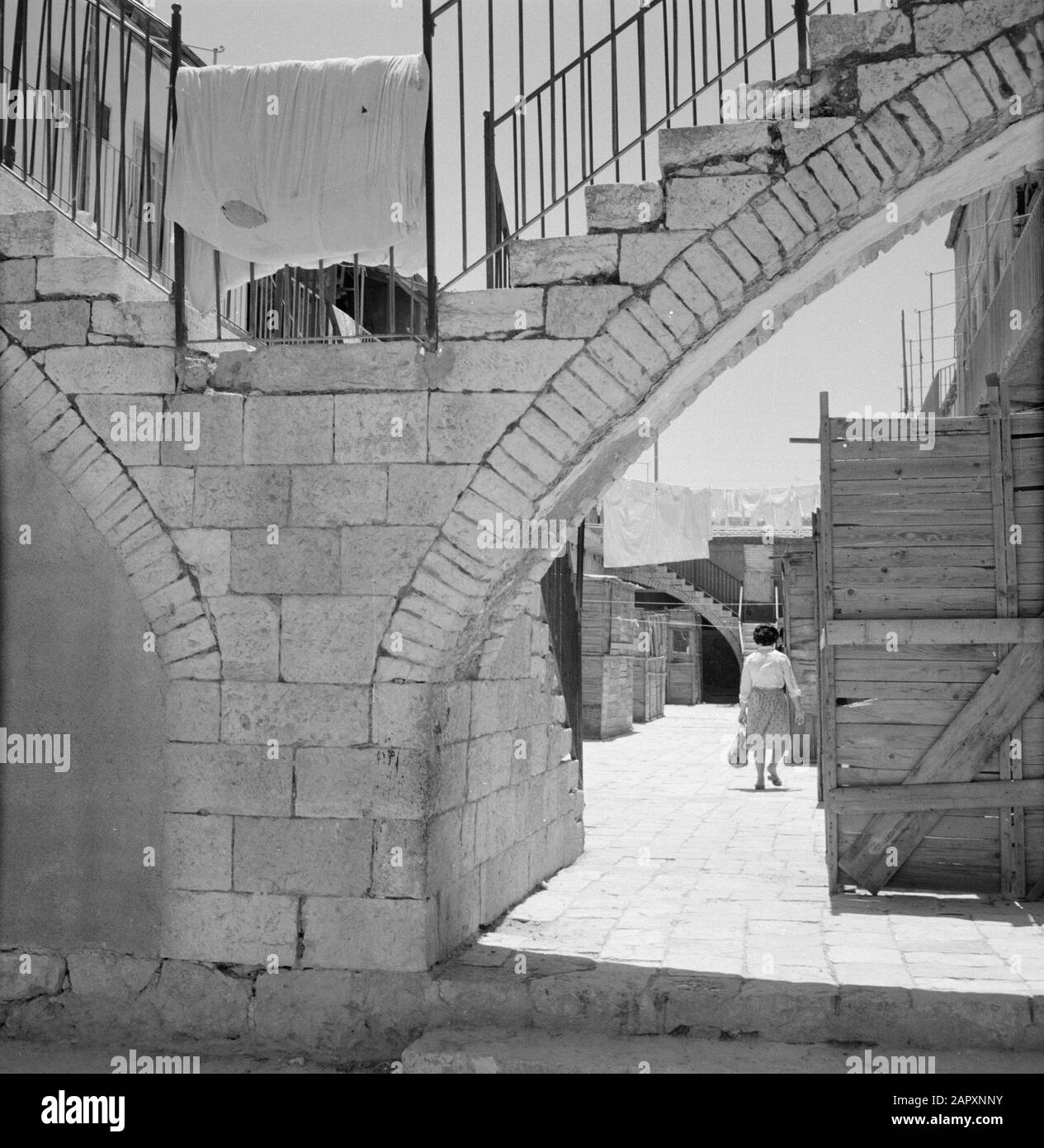 Israel 1964-1965: Jerusalem (Jerusalem), Mea Shearim Treppe auf Bögen, die Ansichten zu den Häusern hinter Annotation bilden: MEA Shearim, auch Meah Shearim oder hundert Tore genannt, ist einer der ältesten Viertel Jerusalems. Sie wurde ab etwa 1870 von hasidischen Juden erbaut, die bis dahin in der Altstadt lebten. Es war jedoch zu wenig Platz und so kauften sie ein Stück Land nordwestlich der Stadt. Dieses Land, ein Sumpfgebiet, wurde zu Land kultiviert, um ein neues Stadtviertel zu errichten: Meah Shearim. Der Distrikt ist anno 2012 als das extremste orthodoxe jüdische Viertel der Welt bekannt und beherbergt s Stockfoto