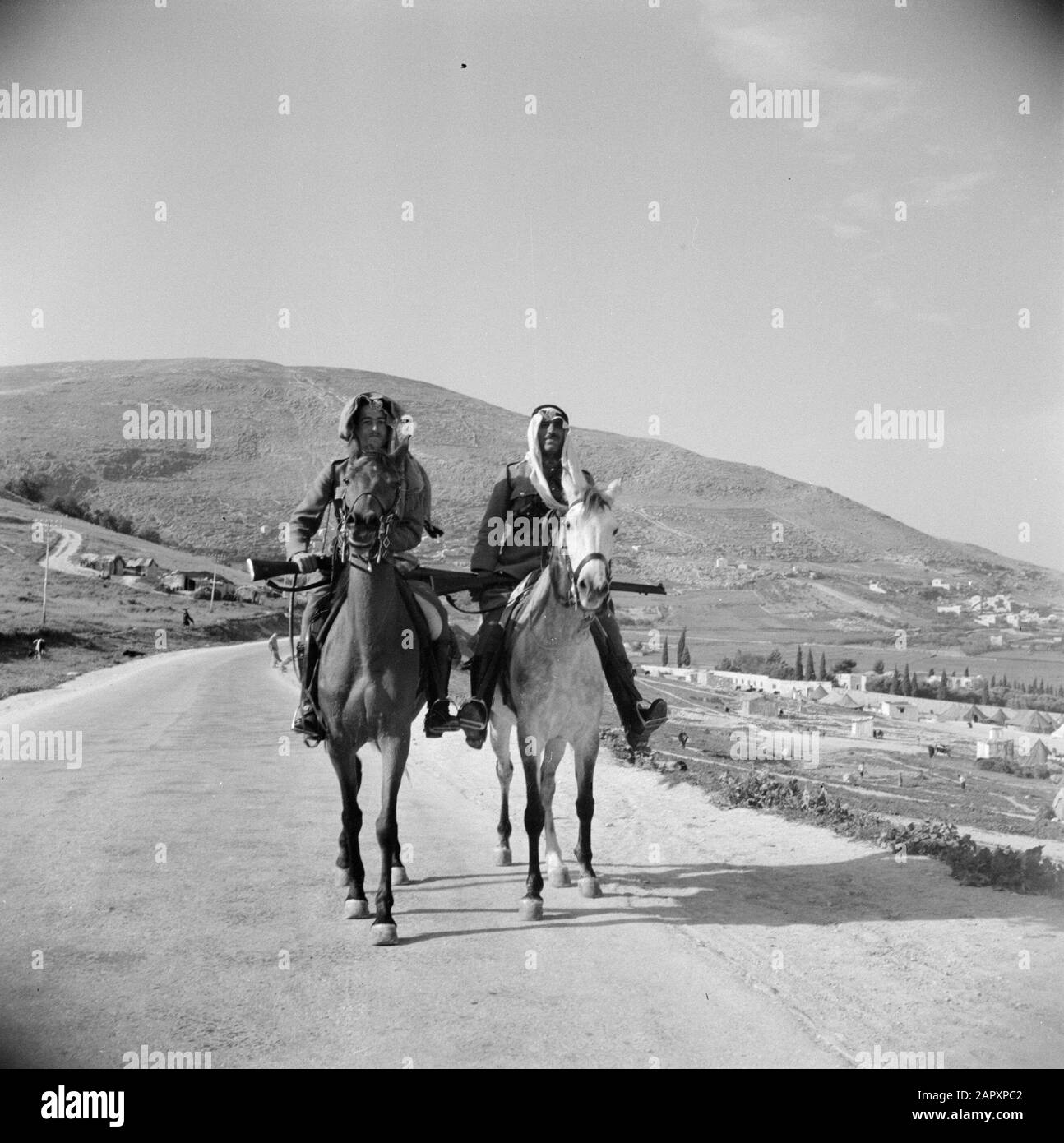 Zwischen Amman und Jerusalem Zwei Mitglieder der Arabischen Legion zu Pferd Patrouille Datum: 1953-00-00 Ort: Jordanien, Nablus Schlüsselwörter: Pferde, Patrouillen, Soldaten Stockfoto