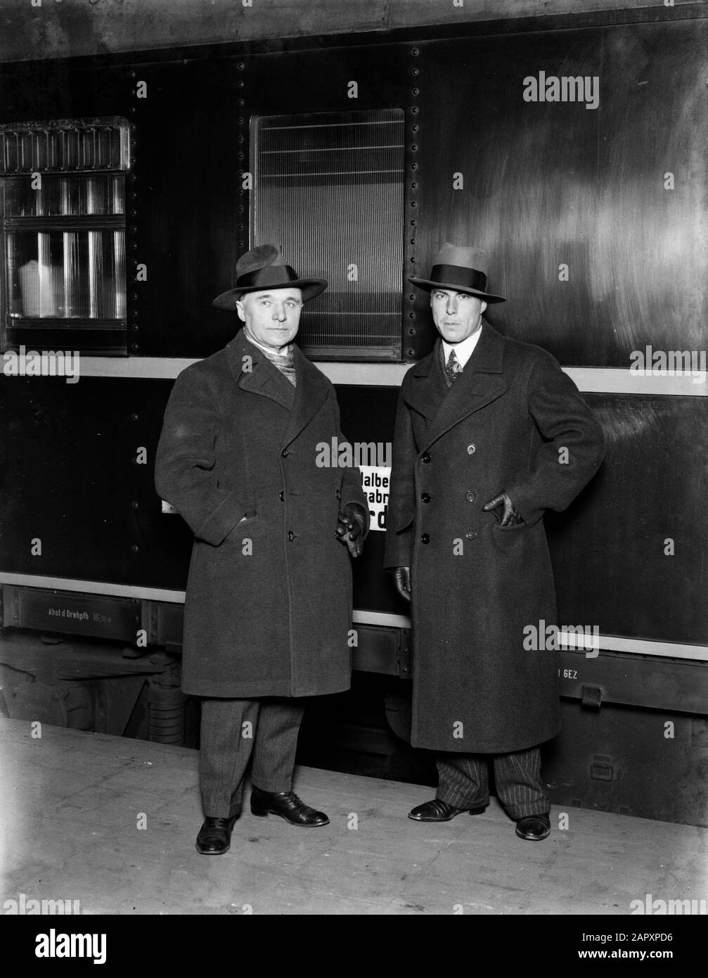 Werbefotografien Zwei Männer vor einem Zug, einer der beiden ist Erwin Wasey Annotation: In den Bildunterschriften von Van de Poll der Name Erwin Wasey, eine amerikanische "Werbeagentur" Datum: 1932 Schlagwörter: Männer, Stationen, Züge Personenname: Wasey, Erwin Stockfoto