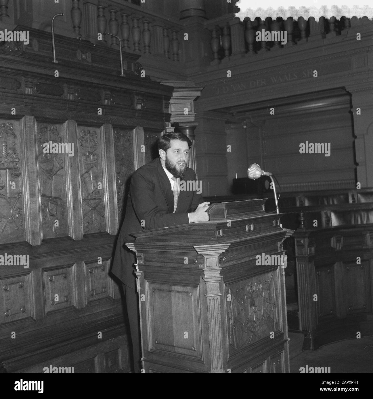 Reina Prinsen Geerligsprijs 1960 Reina Prinsen Geerligsprijs, Rede des Preisträgers A.P. van Hoek [Preis war für das Stück Deutschland Jetzt] Datum: 25. November 1960 Ort: Amsterdam, Noord-Holland Schlüsselwörter: Autoren, Literatur, Auszeichnungen, Schriftsteller, Theater persönlicher Name: Hoek, A.P. van Stockfoto