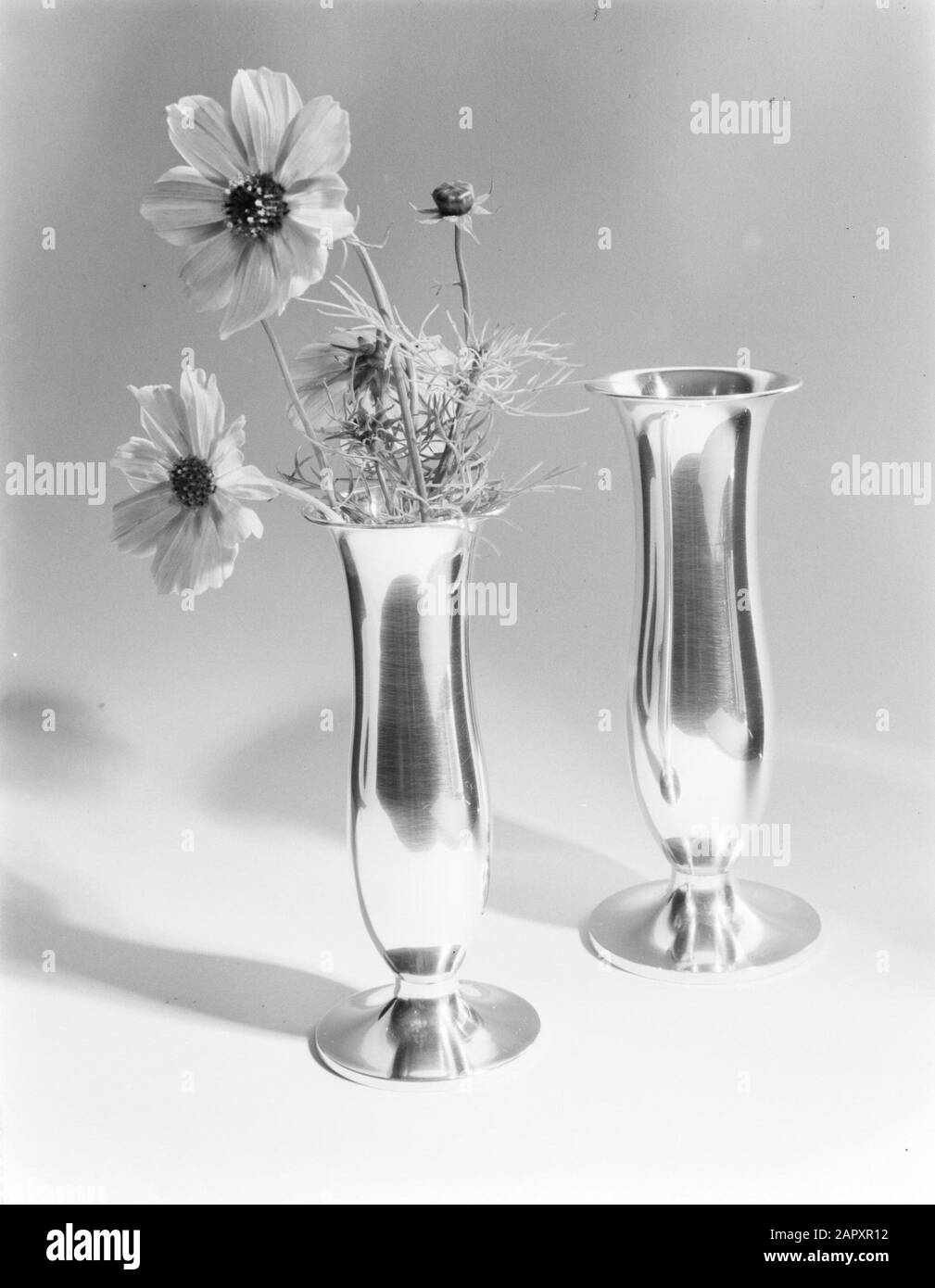 Werbefotografien Zwei Silbervasen, Gero? Datum: Undatierte Schlüsselwörter: Silber Stockfoto