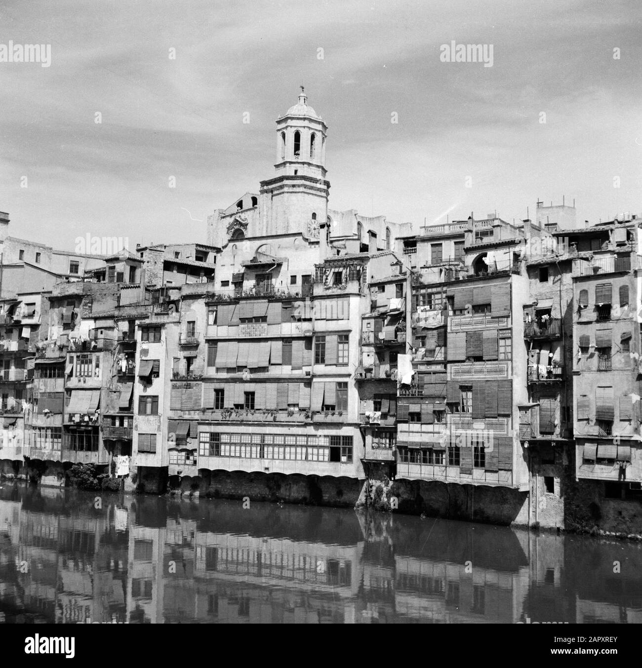 Statuen von Girona Blick über den Fluss Onyar und die Kathedrale von Girona Datum: Undatierter Ort: Girona, Spanien Schlüsselwörter: Gebäude, Kathedrale, Flüsse, Skulpturen in der Stadt Stockfoto